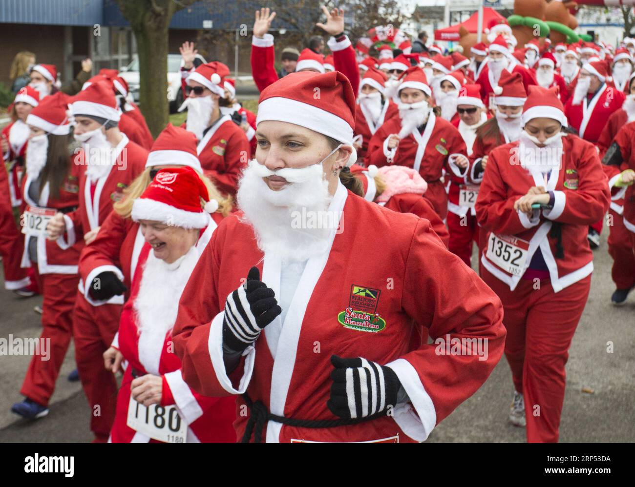 181125) -- HAMILTON (CANADÁ), 25 de noviembre de 2018 -- Participantes  vestidos con trajes de Papá Noel participarán en la carrera 2018 de Santa  5K en Hamilton, Ontario, Canadá, el 25 de