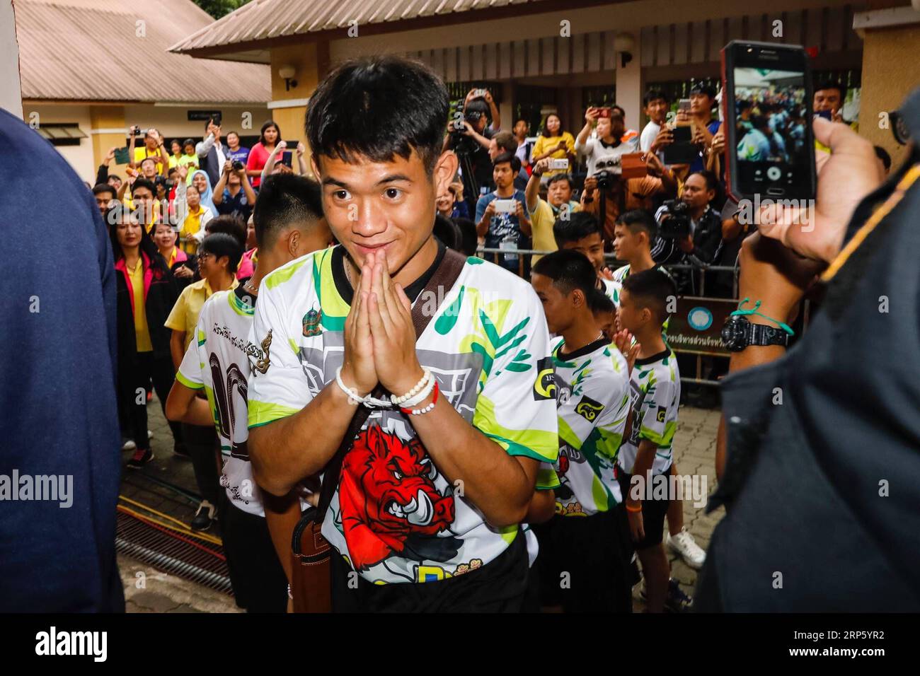 (181227) -- BEIJING, 27 de diciembre de 2018 -- Foto tomada el 18 de julio de 2018 muestra a los 12 niños y su entrenador de fútbol rescatados de una cueva inundada en el norte de Tailandia hacen su primera aparición pública en una conferencia de prensa en Bangkok, Tailandia. Un equipo de fútbol tailandés de 12 niños de entre 11 y 16 años y su entrenador quedaron atrapados en una cueva inundada el 23 de junio. Todos ellos fueron rescatados con éxito después de 18 días, gracias a los esfuerzos conjuntos de más de 1.000 personal de equipos de rescate locales e internacionales de China, Estados Unidos, Gran Bretaña y otros países. ) TOP 10 DE NOTICIAS DEPORTIVAS MUNDIALES 201 Foto de stock
