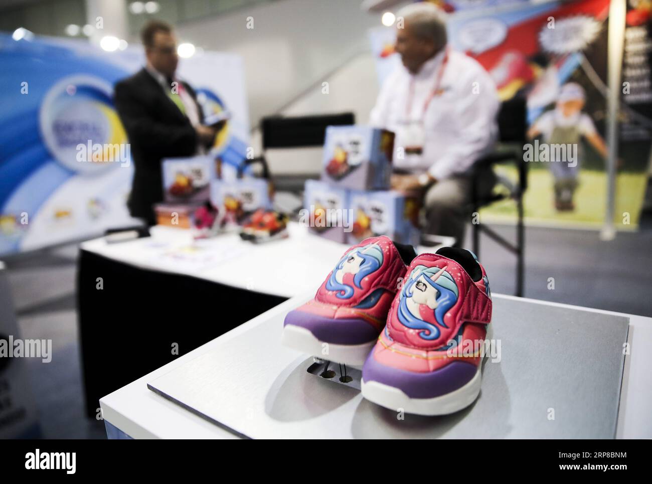 (190226) -- BEIJING, 26 de febrero de 2019 -- Los productos de los zapatos Choo Choo se ven en el stand de la compañía durante la 116ª Feria Internacional de Juguete de América del Norte en el Centro de Convenciones Jacob K. Javits en Nueva York, Estados Unidos, el 18 de febrero de 2019. ) Titulares Xinhua: Más juguetes divertidos, sin aranceles dolorosos: Los fabricantes de juguetes estadounidenses tienen esperanzas en el acuerdo comercial entre Estados Unidos y China WangxYing PUBLICATIONxNOTxINxCHN Foto de stock