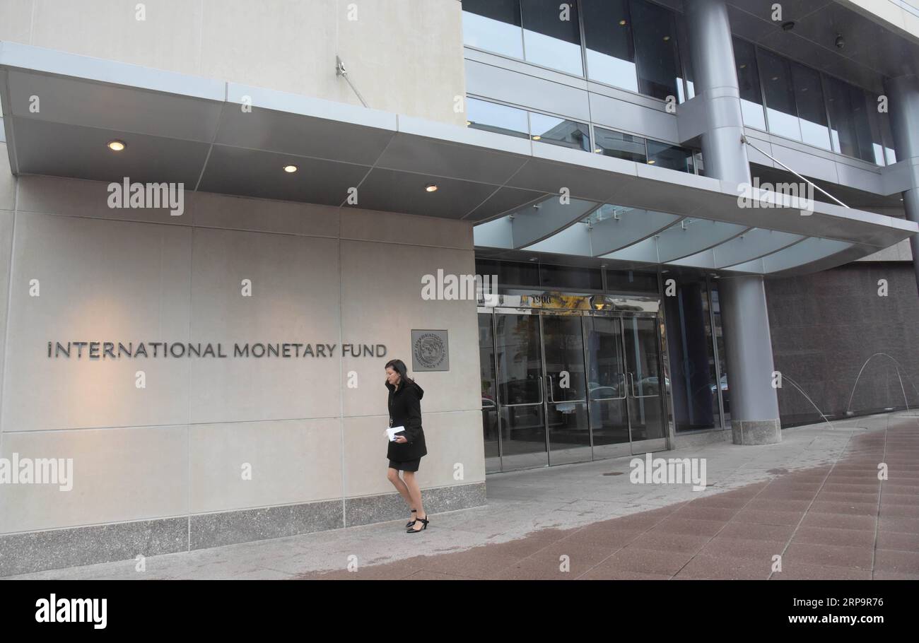 (190415) -- BEIJING, 15 de abril de 2019 -- Foto tomada el 30 de noviembre de 2015 muestra a una mujer caminando frente a la sede del Fondo Monetario Internacional (FMI) en Washington D.C., Estados Unidos. ) Xinhua Headlines: Banco Mundial y FMI piden multilateralismo en un momento delicado BaoxDandan PUBLICATIONxNOTxINxCHN Foto de stock