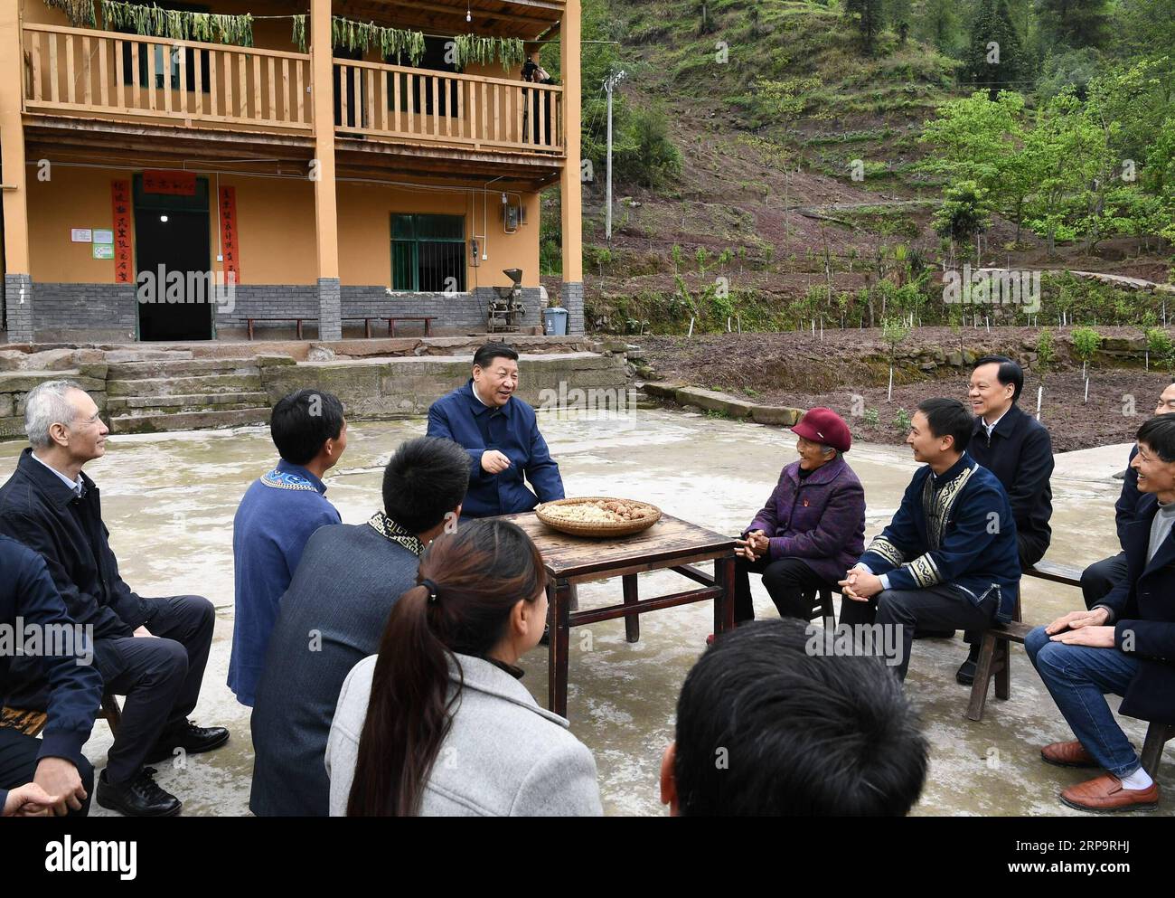 (190415) -- CHONGQING, 15 de abril de 2019 -- El presidente chino Xi Jinping, también secretario general del Comité Central del Partido Comunista de China y presidente de la Comisión Militar Central, conversaciones con los aldeanos para aprender sobre el progreso de la mitigación de la pobreza y la solución de problemas prominentes, como satisfacer las necesidades básicas de alimentos y ropa y garantizar la educación obligatoria, la atención médica básica y la vivienda segura, en la aldea de Huaxi, en el condado autónomo de Shizhu Tujia, en el suroeste de China, Chongqing, 15 de abril de 2019. XI realizó un recorrido de inspección en el suroeste de China, municipio de Chongqing Foto de stock