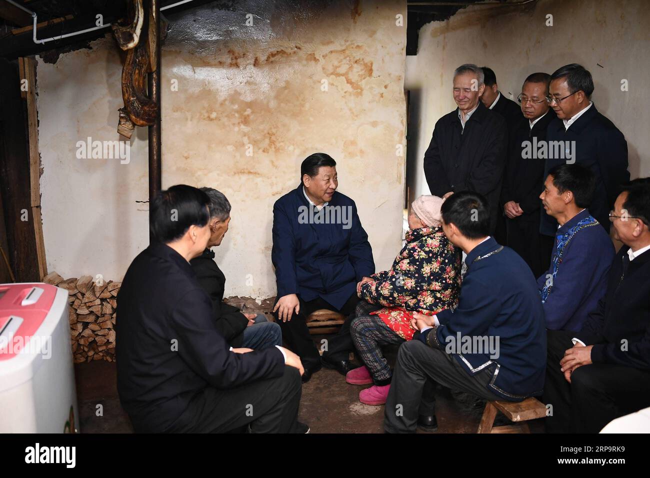 (190415) -- CHONGQING, 15 de abril de 2019 -- El presidente chino Xi Jinping, también secretario general del Comité Central del Partido Comunista de China y presidente de la Comisión Militar Central, visita la casa de un aldeano para aprender sobre el progreso de la mitigación de la pobreza y en la solución de problemas prominentes, incluyendo satisfacer la necesidad básica de alimentos y ropa y garantizar la educación obligatoria, la atención médica básica y la vivienda segura, en la aldea de Huaxi del condado autónomo de Shizhu Tujia, en el suroeste de China, Chongqing, 15 de abril de 2019. XI realizó una gira de inspección en el suroeste de China, Chongqing Municipal Foto de stock