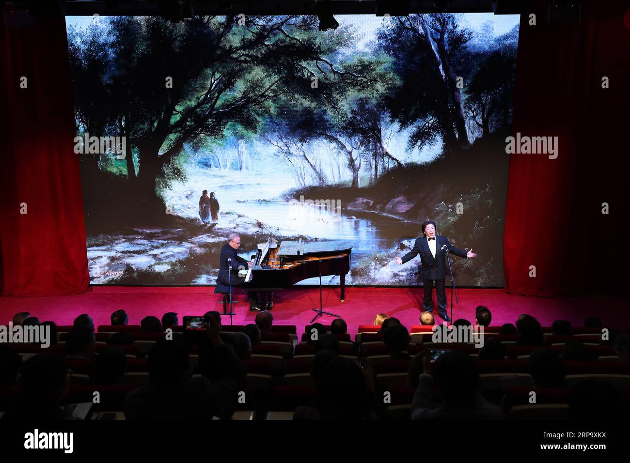 (190418) -- BRUSELAS, 18 de abril de 2019 (Xinhua) -- Tenor Wang Tiemin (R) actúa durante el Concierto de Amistad China-Bielorrusia en el Centro Cultural China en Bruselas, Bélgica, el 18 de abril de 2019. Músicos de China y Bielorrusia realizaron una docena de actuaciones durante el Concierto de Amistad China-Bielorrusia en Bruselas el jueves. (Xinhua/Zhang Cheng) BÉLGICA-BRUSELAS-CHINA-BIELORRUSIA-CONCIERTO DE AMISTAD PUBLICATIONxNOTxINxCHN Foto de stock