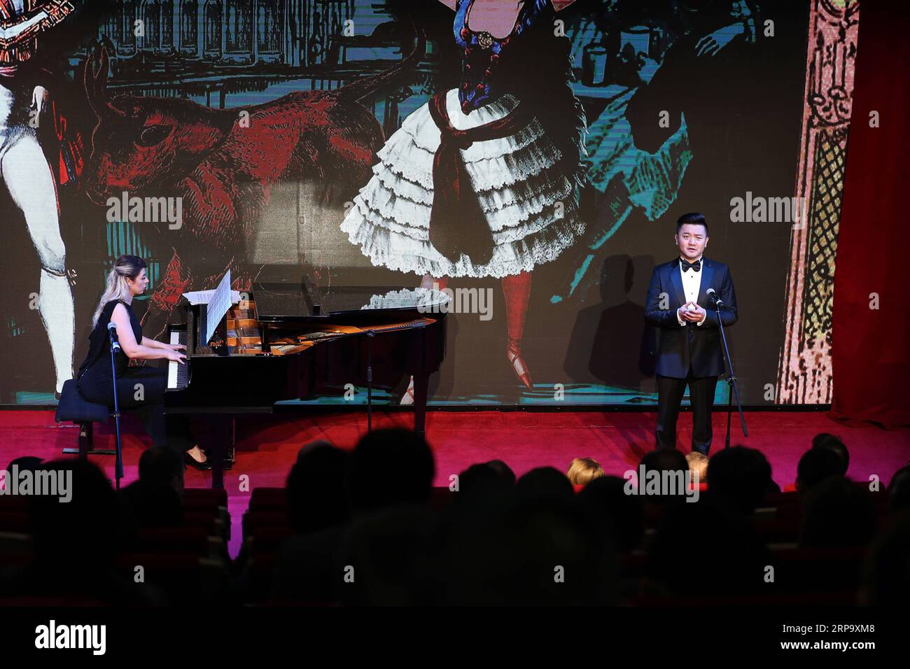 (190418) -- BRUSELAS, 18 de abril de 2019 (Xinhua) -- Tenor Cheng Bo (R) actúa durante el Concierto de Amistad China-Bielorrusia en el Centro Cultural China en Bruselas, Bélgica, el 18 de abril de 2019. Músicos de China y Bielorrusia realizaron una docena de actuaciones durante el Concierto de Amistad China-Bielorrusia en Bruselas el jueves. (Xinhua/Zhang Cheng) BÉLGICA-BRUSELAS-CHINA-BIELORRUSIA-CONCIERTO DE AMISTAD PUBLICATIONxNOTxINxCHN Foto de stock