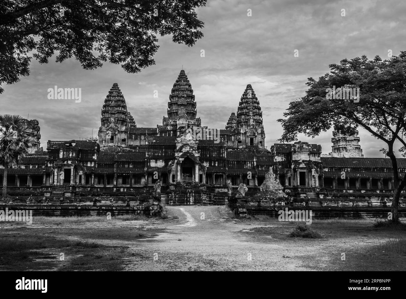 Angkor Wat enmarcado por árboles. Foto de stock