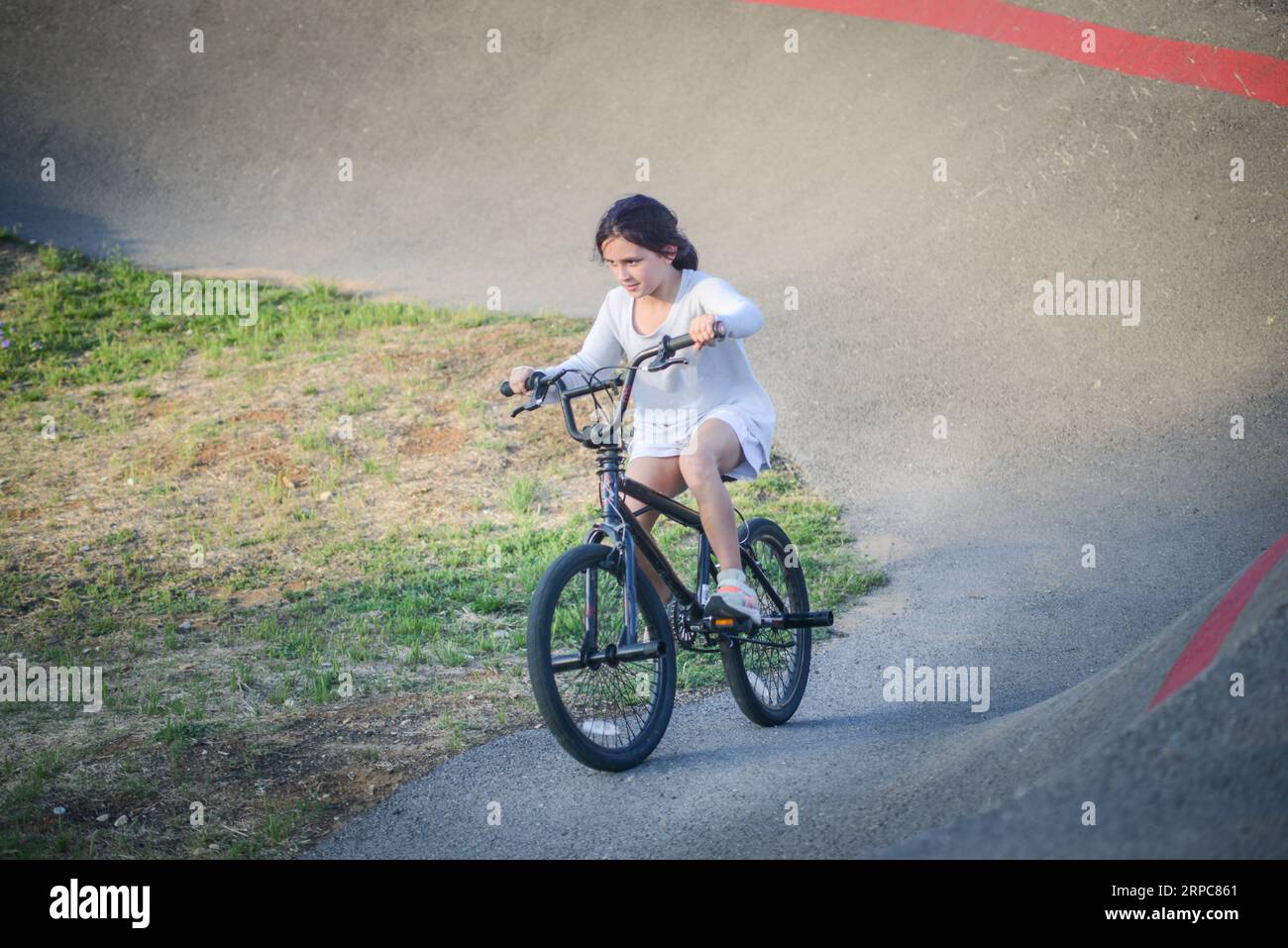 Chica montando en bicicleta en Bike Park Foto de stock