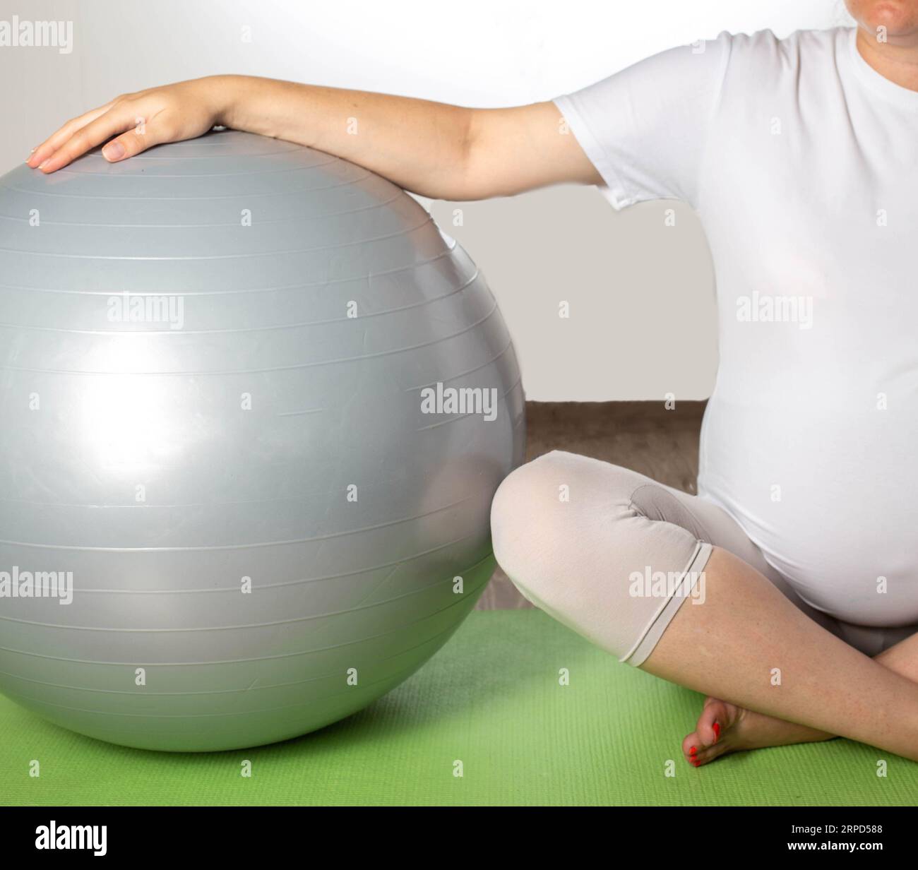 conjunto de ejercicios de fit ball para mujeres embarazadas. chica  embarazada sin rostro haciendo ejercicios de