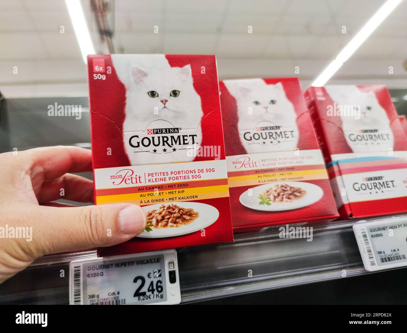 Puilboreau, Francia - 14 de octubre de 2020: El cliente explora la marca Wet Cat Food Pouches Section'Gourmet' en una tienda de mascotas francesa Foto de stock