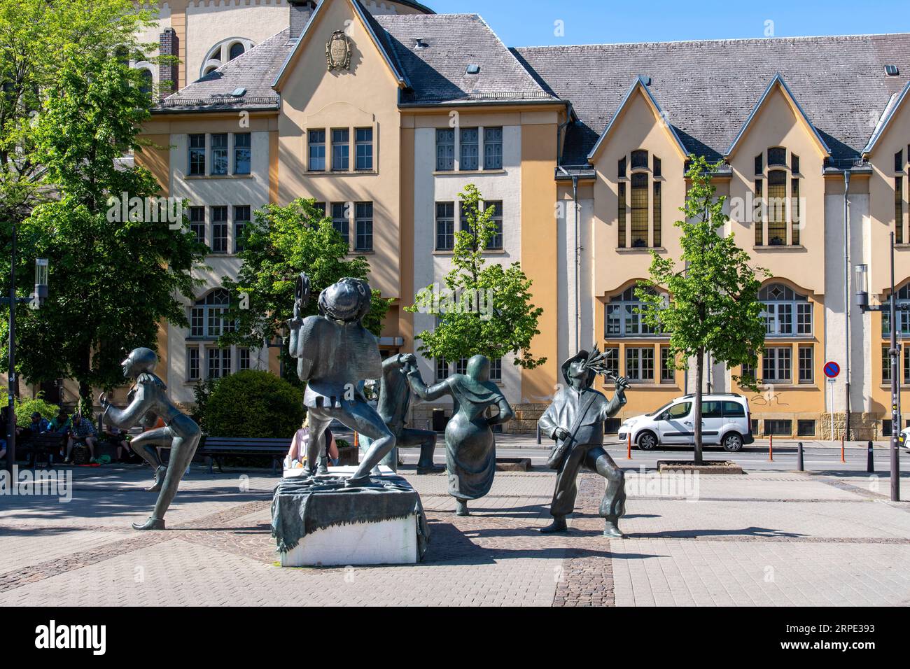 Ville-Haute Luxembourg-25 de mayo de 2023; Escultura de bronce Saltimbanques, o acróbatas de Bénédicte Weis en la Place du Theatre que representa a los artistas callejeros i. Foto de stock