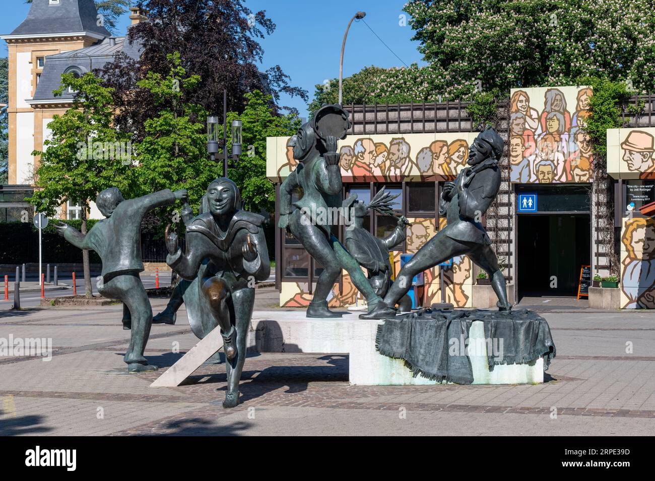 Ville-Haute Luxembourg-25 de mayo de 2023; Escultura de bronce Saltimbanques, o acróbatas de Bénédicte Weis en la Place du Theatre que representa a los artistas callejeros i. Foto de stock