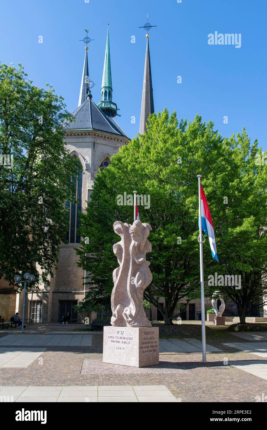 Ville-Haute Luxembourg-25 de mayo de 2023; Vista vertical del monumento Kadish, una escultura conmemorativa de las víctimas del Holocausto por Shelomo Selingern y. Foto de stock