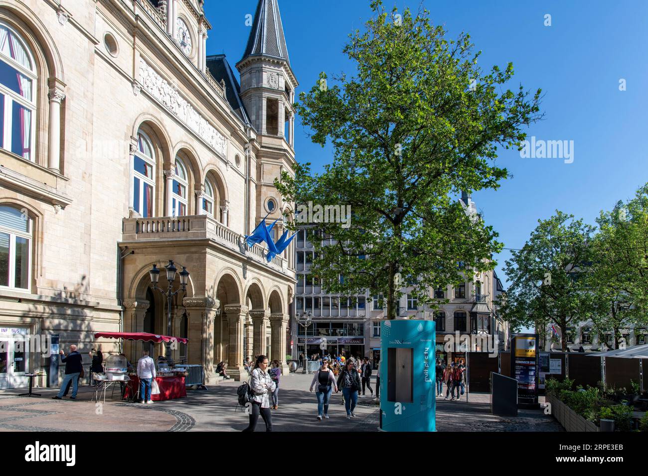 Ville-Haute Luxembourg-25 de mayo de 2023; Centro cultural (Circle Cite) en la Place d’Armes en un día soleado Foto de stock