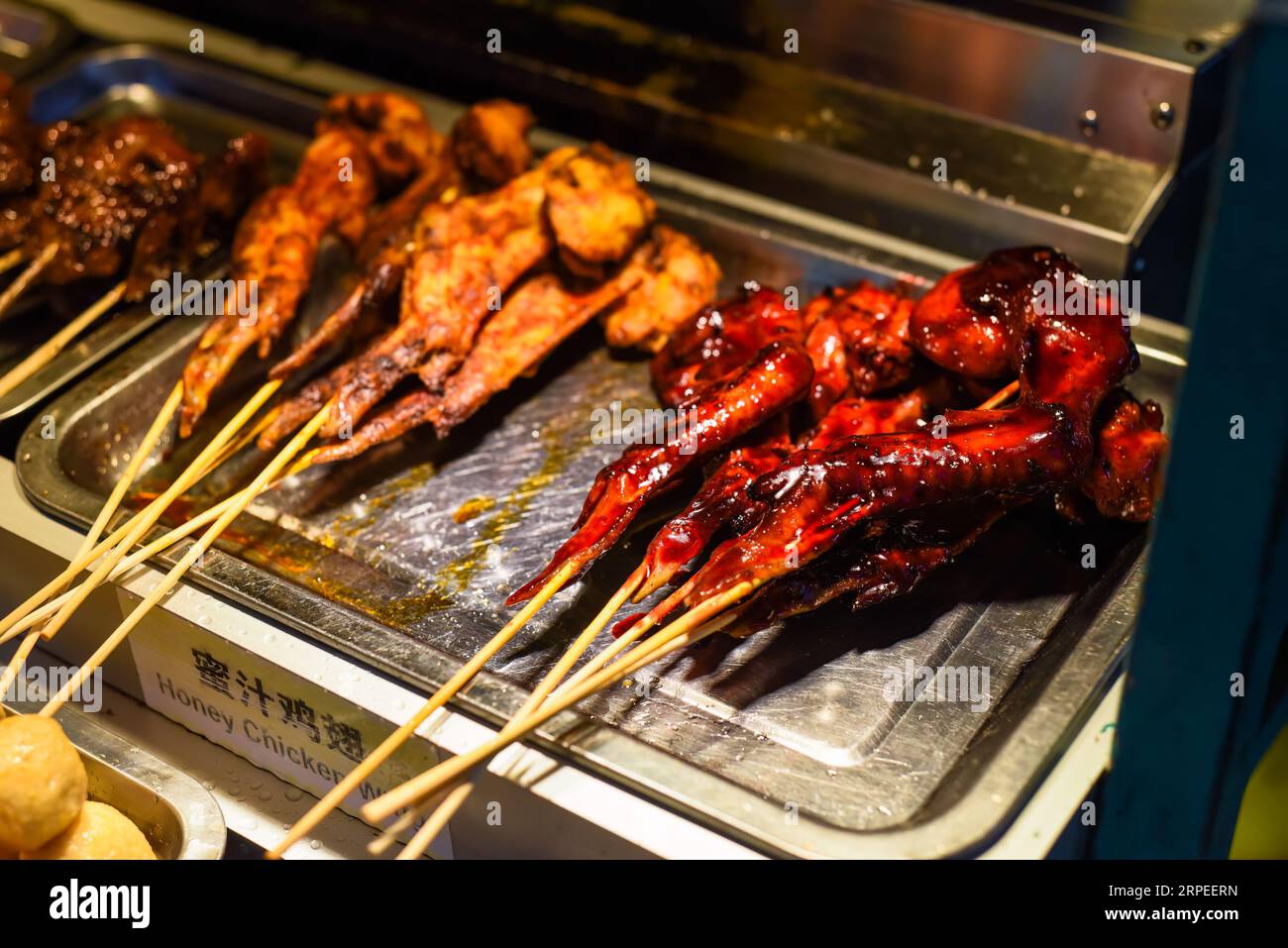 Alas de pollo a la parrilla en comida callejera Jalan Alor en Kuala Lumpur Foto de stock