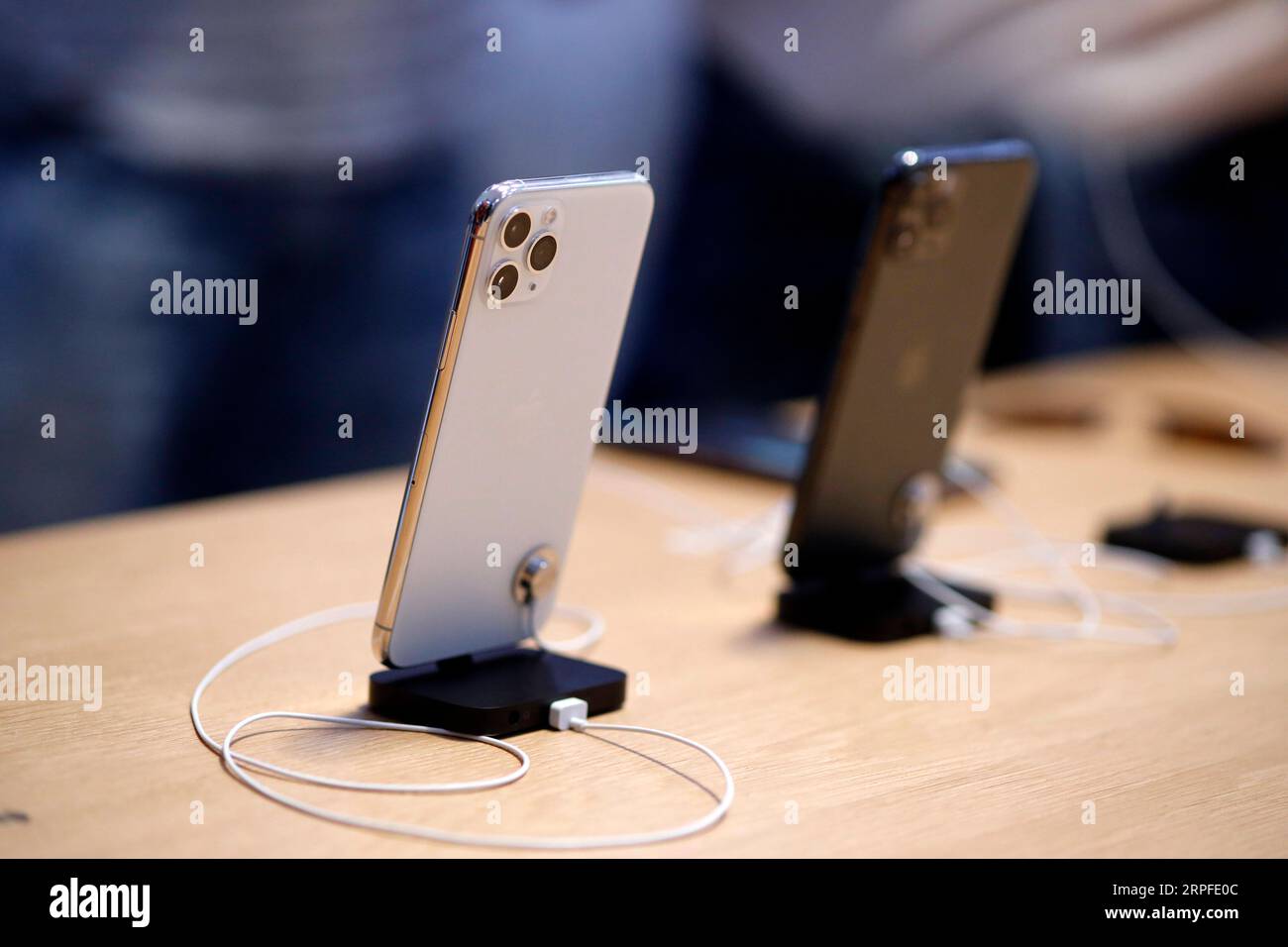 Un iPhone 11 Pro colocado en un cargador inalámbrico en una tienda Apple en  Shanghai. (Foto de Alex Tai / SOPA Images/Sipa USA Fotografía de stock -  Alamy