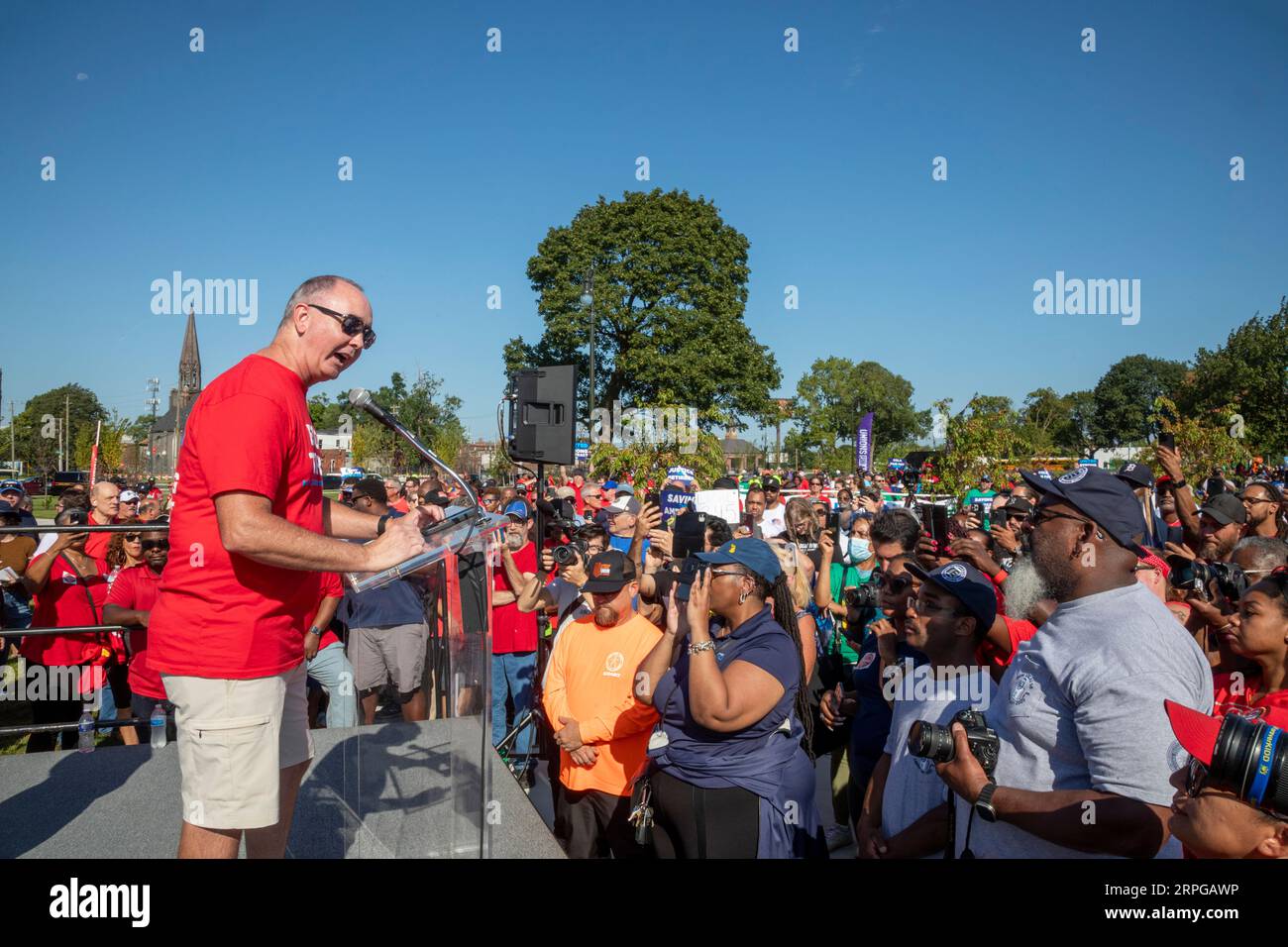 Detroit, Michigan, EE.UU. 4º de septiembre de 2023. El presidente de United Auto Workers, Shawn Fain, habla en una manifestación al final del desfile del Día del Trabajo de Detroit. El contrato de la UAW con GM, Ford y Stellantis expira el 14 de septiembre, y el sindicato está luchando por grandes mejoras. Crédito: Jim West/Alamy Live News Foto de stock