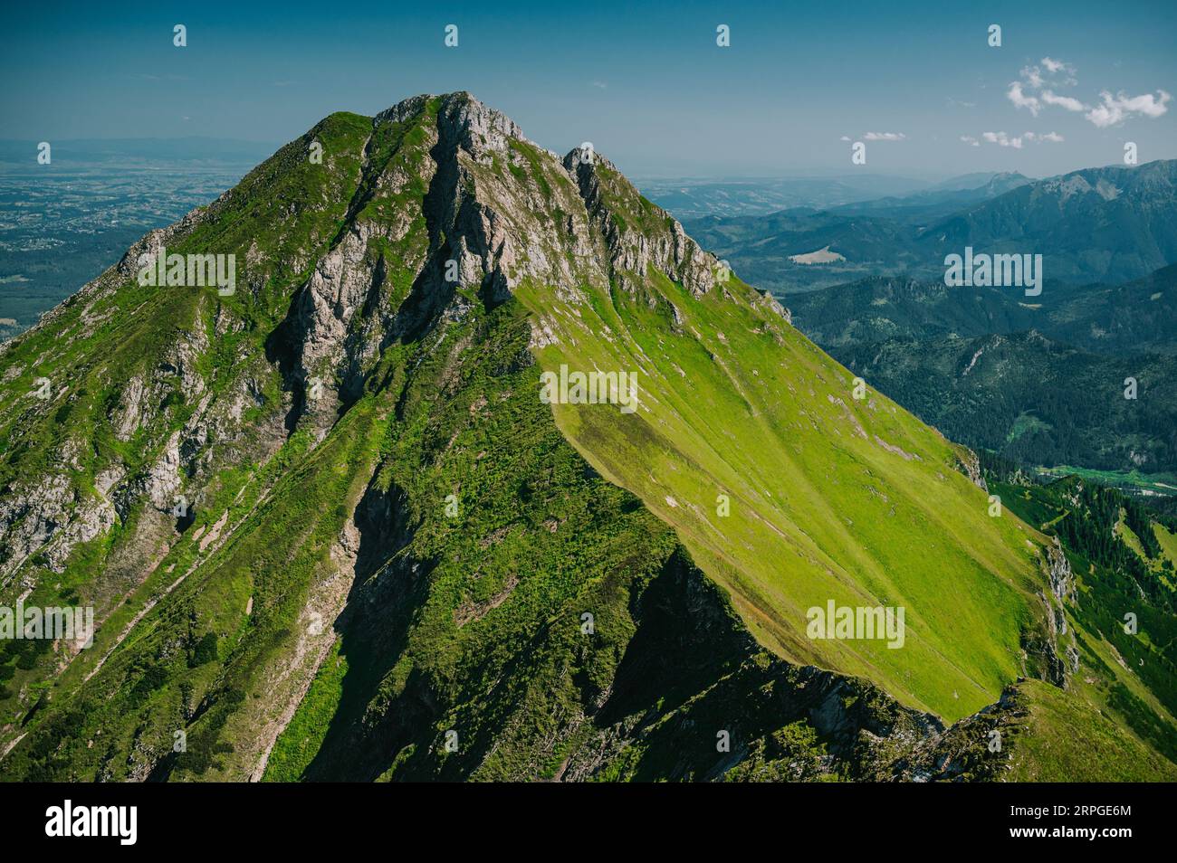 Una escena tranquila en la frontera eslovaco-polaca, donde la verde línea de los Tatras de Belianske se extiende hasta la distancia Foto de stock