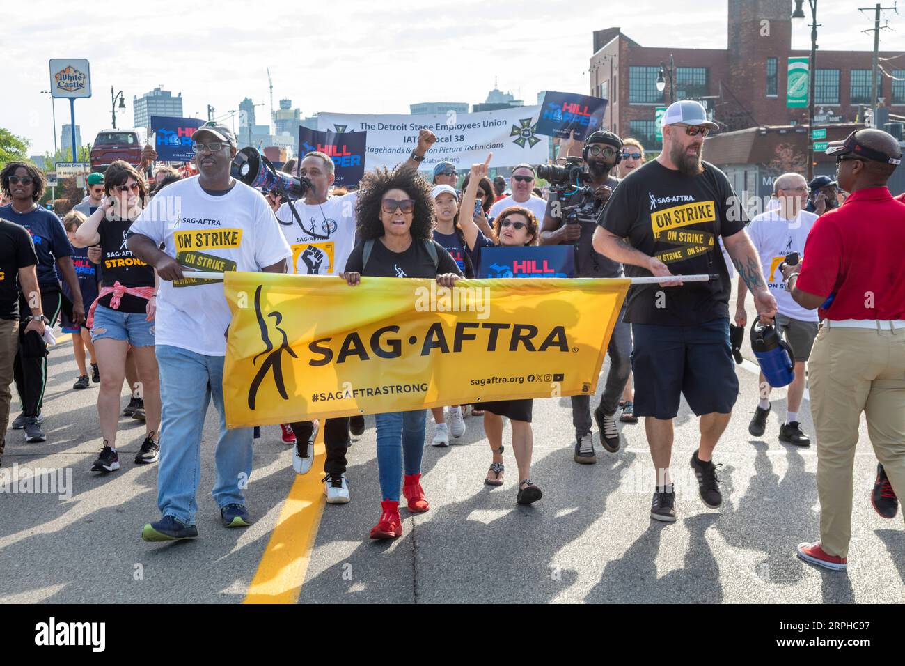 Detroit, Michigan, EE.UU. 4º de septiembre de 2023. Miembros en huelga de SAG-AFTRA, representando a artistas de Hollywood, se unen al desfile del Día del Trabajo de Detroit. Junto con el Gremio de Escritores de América, SAG-AFTRA está en huelga contra las empresas representadas por la Alianza de Productores de Cine y Televisión. Crédito: Jim West/Alamy Live News Foto de stock