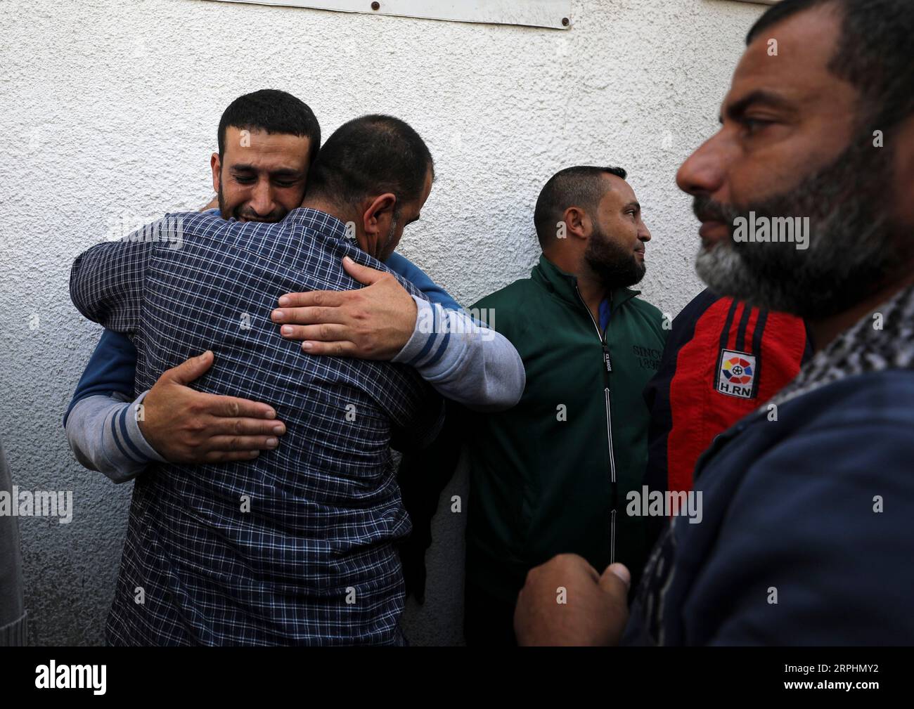 191113 -- GAZA, 13 de noviembre de 2019 Xinhua -- Los palestinos lloran a sus familiares que murieron en ataques aéreos israelíes en una morgue de un hospital en la ciudad de Gaza, 13 de noviembre de 2019. Al menos 16 palestinos han muerto y otros 50 resultaron heridos en Gaza desde el martes, según cifras del Ministerio de Salud de Gaza. Yasser Qudih/Xinhua Gaza *** 191113 GAZA, nov. 2019 Los palestinos Xinhua lloran a sus familiares que murieron en ataques aéreos israelíes en una morgue hospitalaria de la ciudad de Gaza, 13 nov. 2019 Al menos 16 palestinos han muerto y 50 más resultaron heridos en Gaza desde el martes, 21 de noviembre de 13 según la salud de Gaza m Foto de stock