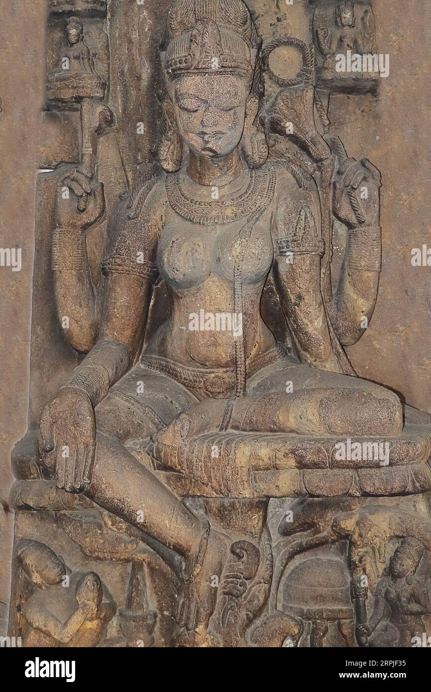 Kolkata, Bengala Occidental, India - 29 de agosto de 2023: Escultura india antigua de la diosa hindú, relieve y piedra tallada obras de arte en la pared del templo Foto de stock