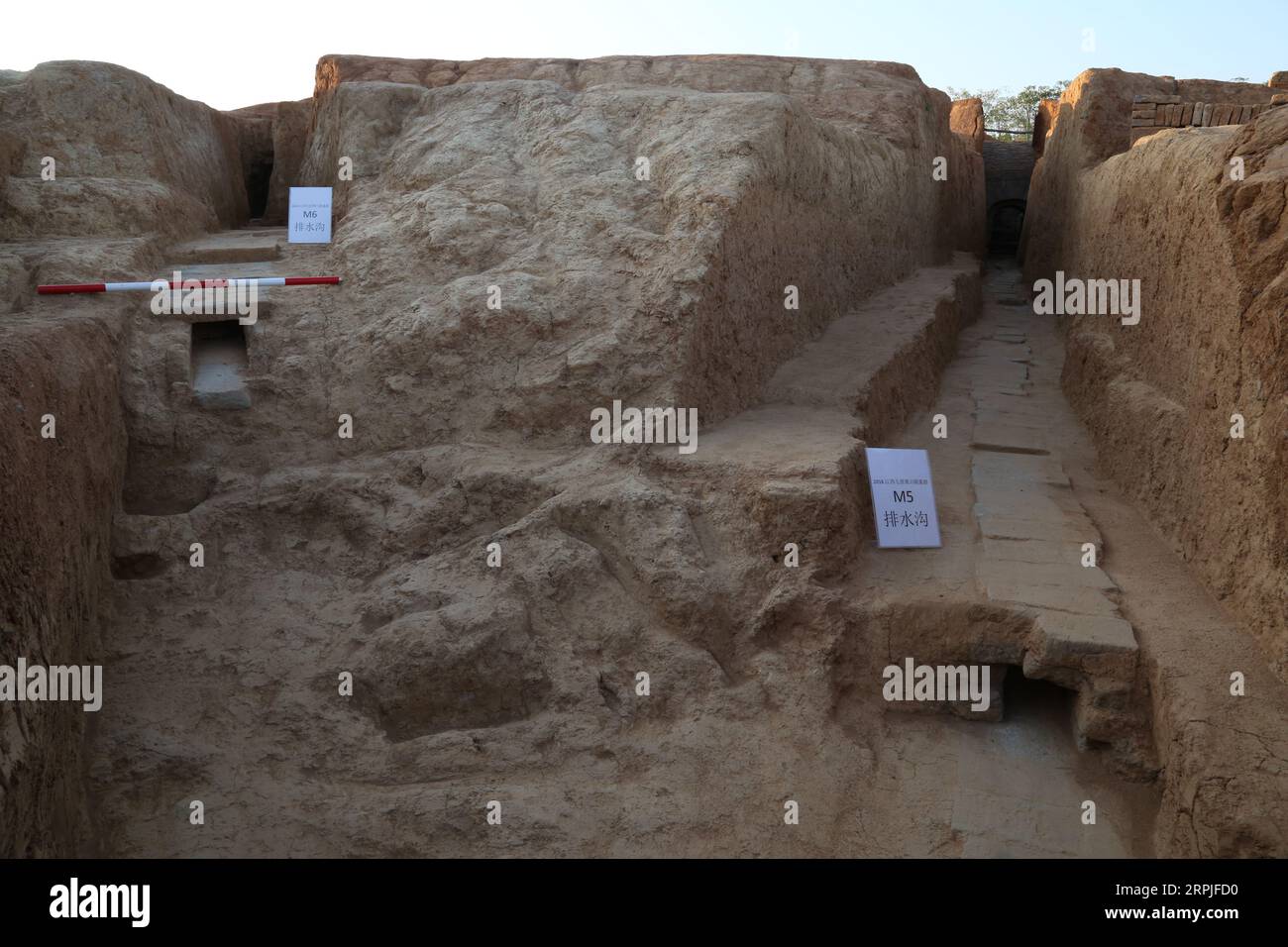 191208 -- NANCHANG, 8 de diciembre de 2019 -- Foto tomada el 22 de septiembre de 2019 muestra zanjas en las antiguas tumbas excavadas en el nuevo distrito de Ganjiang, Nanchang, provincia de Jiangxi, al este de China. Los arqueólogos han excavado 73 tumbas antiguas que datan de hace 1.400 años en la provincia de Jiangxi, en el este de China, dijo el sábado el instituto local de reliquias culturales y arqueología. Se cree que la mayoría de las tumbas descubiertas fueron construidas en las Seis Dinastías 222-589. El sitio de 8.000 metros cuadrados fue descubierto en junio de 2013. La excavación comenzó en agosto de 2018. CHINA-JIANGXI-ANTIGUOS CÚMULOS DE TUMBAS-DESCUBRIMIENTO CN PENGX Foto de stock