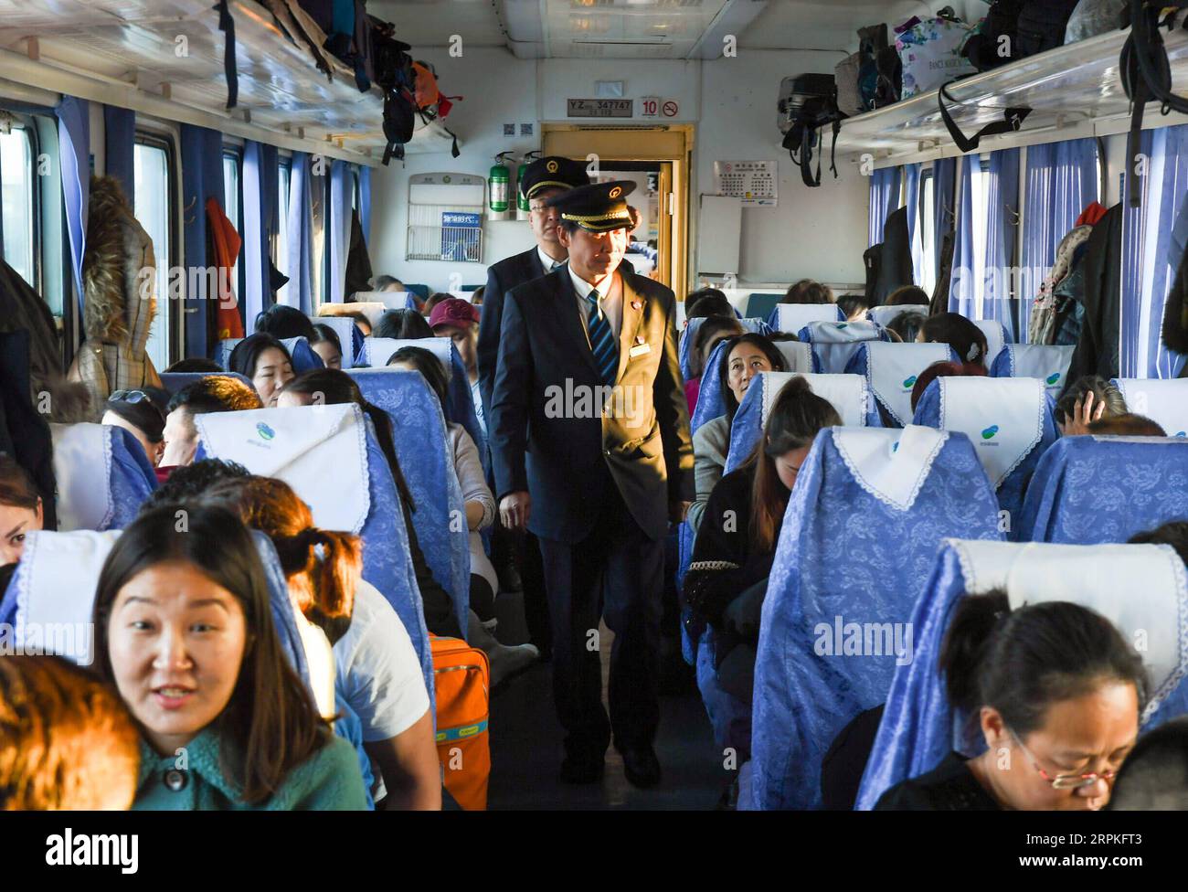 200110 -- ERENHOT, 10 de enero de 2020 -- Wang Zhiqiang, jefe de asistencia del tren Nº 6856, patrulla el tren en la región autónoma de Mongolia Interior del norte de China, 7 de enero de 2020. El tren n.º 6856, que conecta Erenhot y Hohhot, recorre una distancia de 491 kilómetros y se detiene en 28 estaciones durante el viaje de 8 horas. El precio barato del billete no es la única razón por la que la gente local favorece el tren. Viviendo en la vasta pradera, los pastores y agricultores locales pueden encontrar muchos problemas en términos de compras y servicios médicos. Para servir mejor a las personas a lo largo de la ruta, el tren está equipado con varios equipos médicos Foto de stock