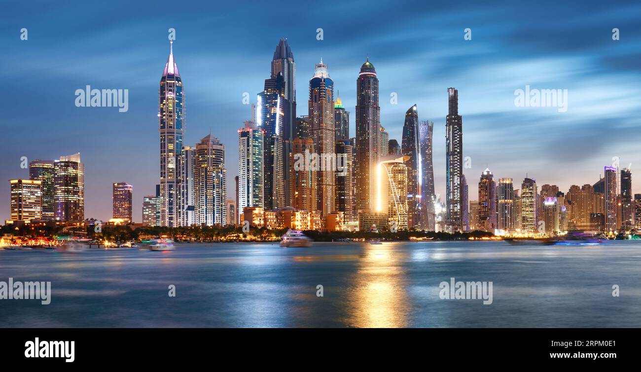 Dubai Marina skyline panorama por la noche, une a los Emiratos Árabes Foto de stock