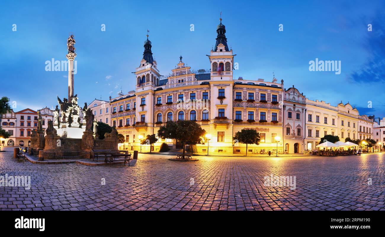 Panorama de la plaza de la ciudad en Pardubice por la noche, República Checa Foto de stock