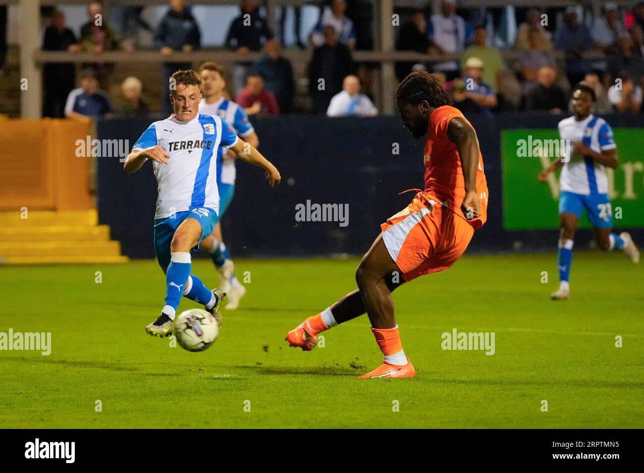 Kylian Kouassi 27 de Blackpool marca un gol para llegar a 02 durante