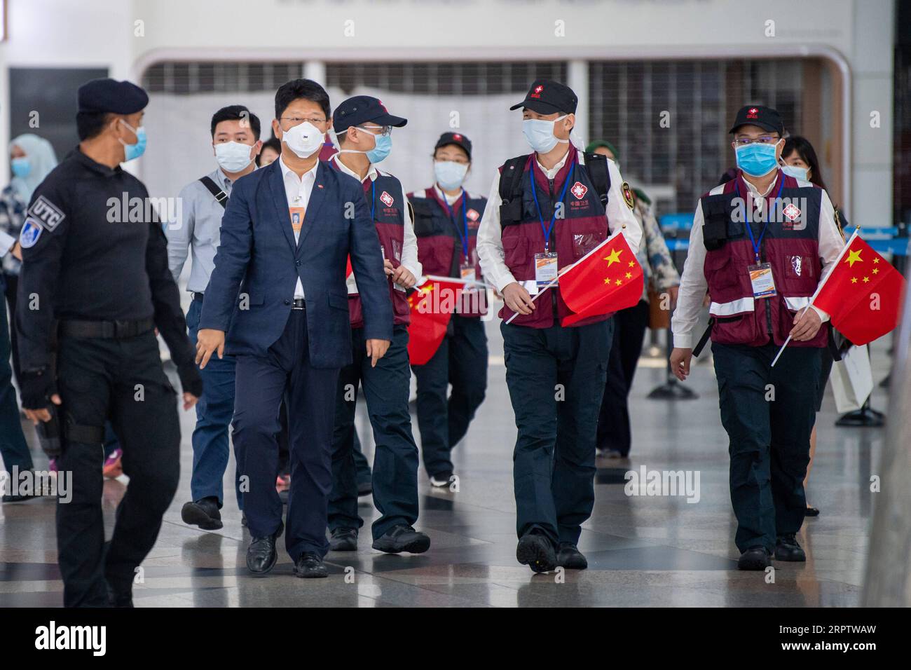 200418 -- KUALA LUMPUR, 18 de abril de 2020 -- Un equipo médico anti-COVID-19 de China a Malasia es recibido por el embajador chino en Malasia Bai Tian 2º L, frente en el aeropuerto internacional de Kuala Lumpur en Sepang, Selangor, Malasia, 18 de abril de 2020. Un equipo de expertos médicos enviado por el gobierno chino llegó a Malasia el sábado para ayudar al país a combatir la pandemia de COVID-19. El equipo de expertos de ocho miembros fue recibido por el embajador chino en Malasia Bai Tian y funcionarios del Ministerio de Salud de Malasia a su llegada al aeropuerto internacional de Kuala Lumpur. MALASIA-COVI Foto de stock