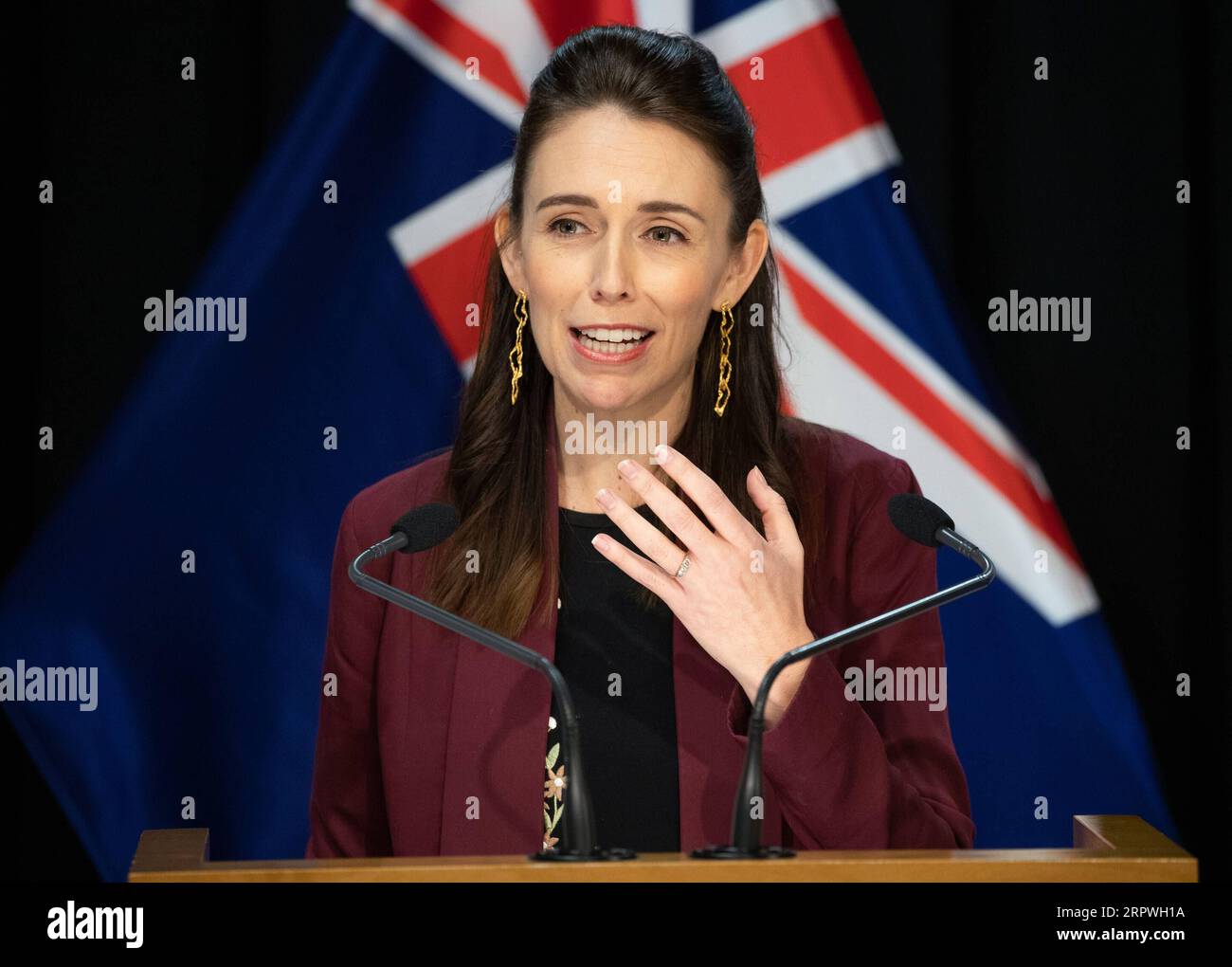 200427 -- WELLINGTON, 27 de abril de 2020 Xinhua -- La primera ministra de Nueva Zelanda, Jacinda Ardern, habla en una conferencia de prensa el 27 de abril de 2020, el último día del nivel de alerta 4, en Wellington, Nueva Zelanda. Nueva Zelanda pasará del nivel de alerta 4 de COVID-19 al nivel de alerta 3 a las 11:59 p.m. hora local del lunes, relajándose en algunos negocios. El país permanecerá en el nivel de alerta 3 durante dos semanas antes de una nueva revisión y decisión de nivel de alerta el 11 de mayo. Mark Mitchell/NZME/Pool vía Xinhua Wellington *** 200427 WELLINGTON, 27 de abril de 2020 La primera ministra de Xinhua Nueva Zelanda, Jacinda Ardern, habla en un comunicado de prensa Foto de stock