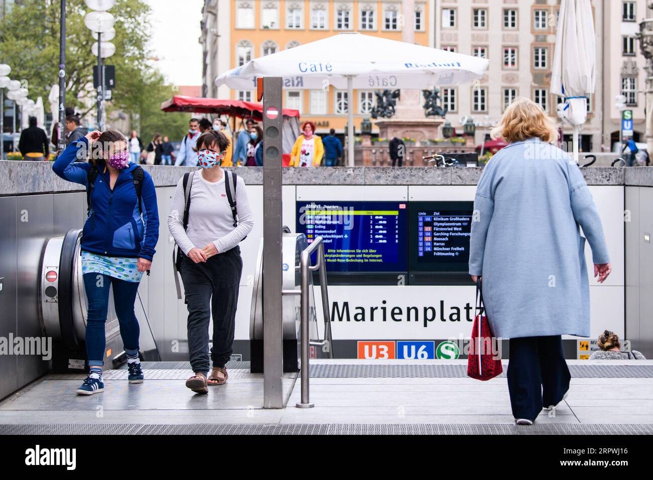 200428 -- MÚNICH, 28 de abril de 2020 Xinhua -- Se ven peatones con  mascarillas en Múnich, Alemania, 27 de abril de 2020. En la mayoría de los  estados alemanes, las máscaras