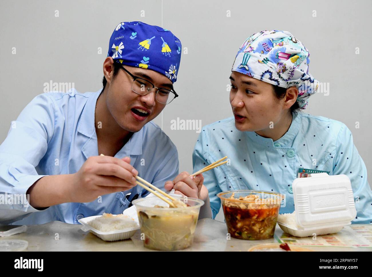 200502 -- ZHENGZHOU, 2 de mayo de 2020 -- Las enfermeras Liu Guangyao L y Qiao Bing almorzan durante las vacaciones de trabajo en el Tercer Hospital Popular de Henan en Zhengzhou, provincia de Henan, en el centro de China, el 26 de abril de 2020. Liu Guangyao y Qiao Bing son las enfermeras de la UCI del hospital, que son un par de amantes nacidos en los años noventa. Después del brote de la pandemia de COVID-19, ambos presentaron una solicitud para ayudar a luchar contra la enfermedad en Wuhan, la capital de Hubei, China central. El 2 de febrero, Liu y Qiao, ambos incluidos en un equipo médico provincial de ayuda de Wuhan, salieron de Henan para la ciudad donde lucharon contra la novela c Foto de stock
