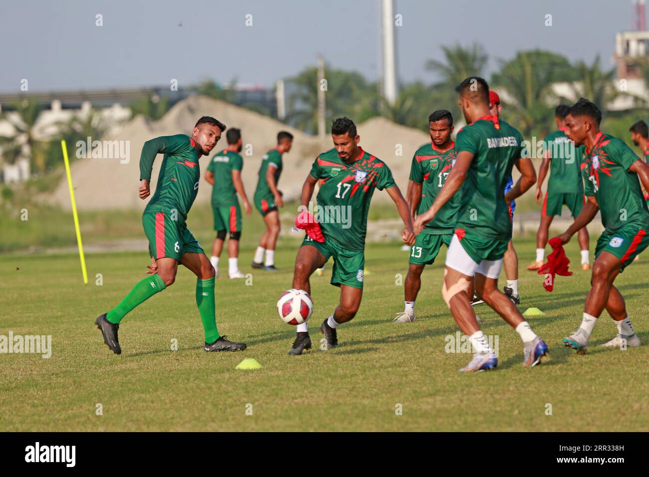 La selección nacional de fútbol de Bangladesh asiste a la sesión de