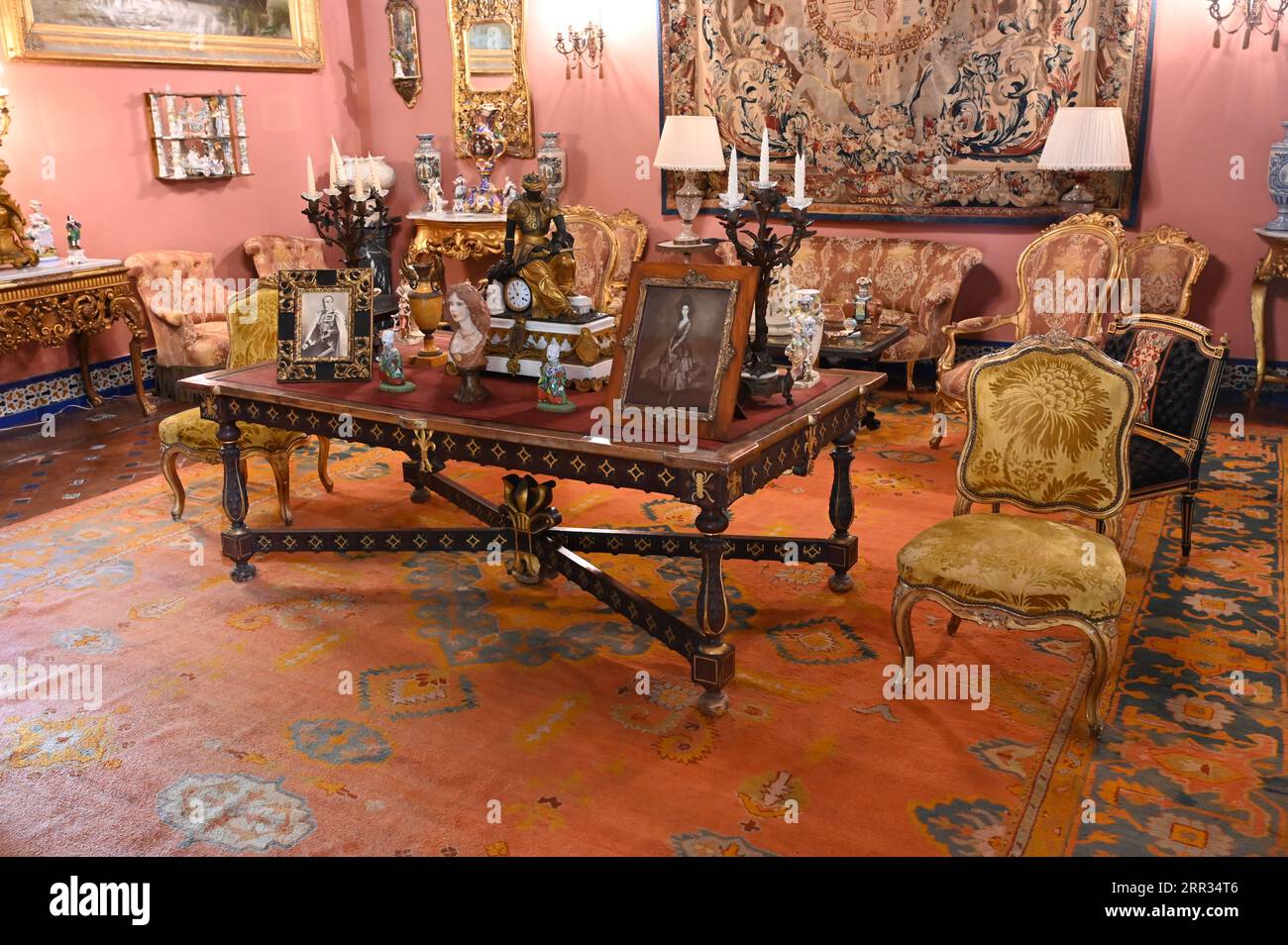 Una habitación interior en el Palacio de las Duenas. Foto de stock