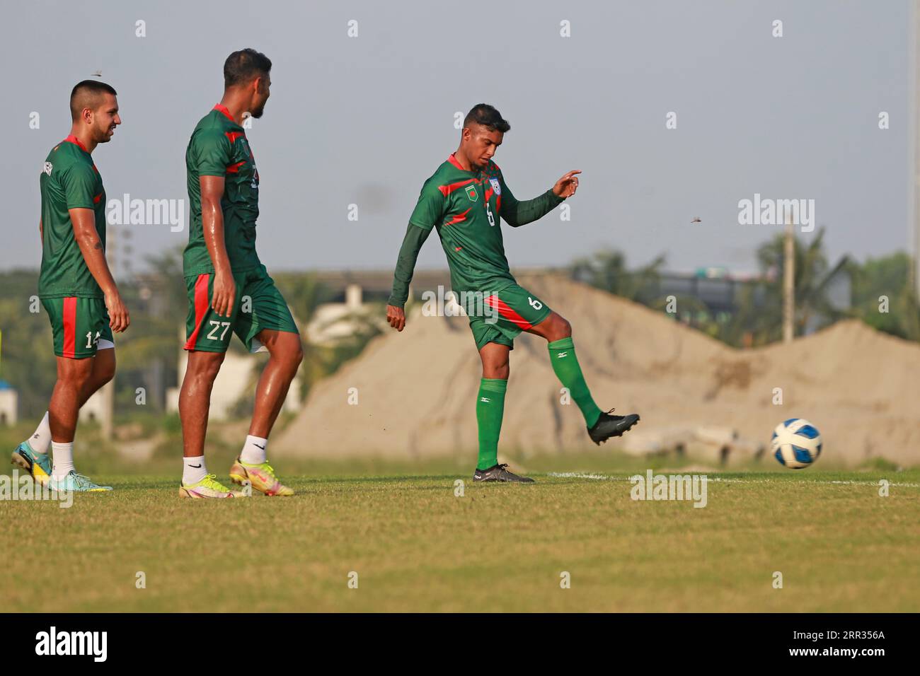 La selección nacional de fútbol de Bangladesh asiste a la sesión de