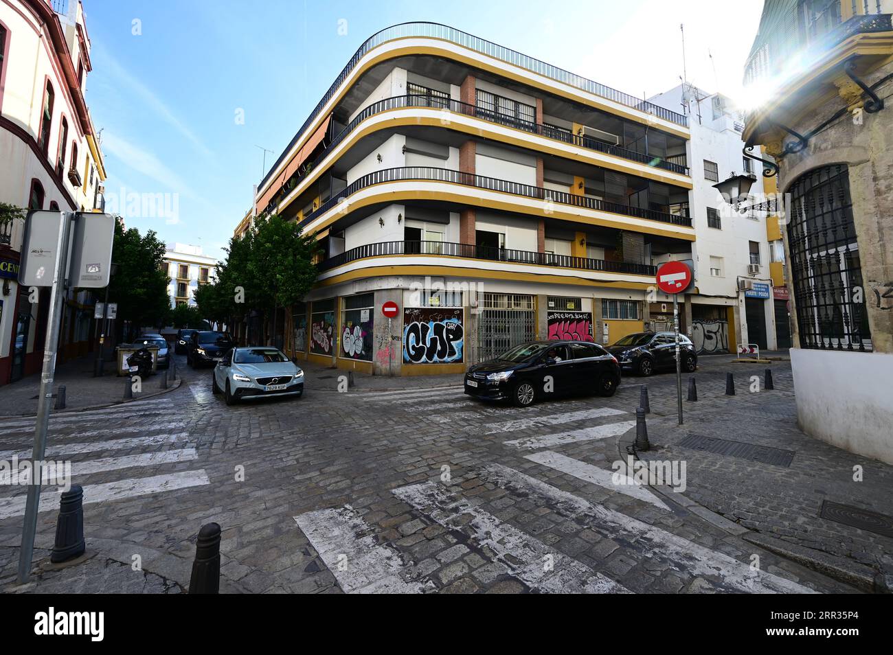 Las calles de Sevilla temprano una mañana. Foto de stock