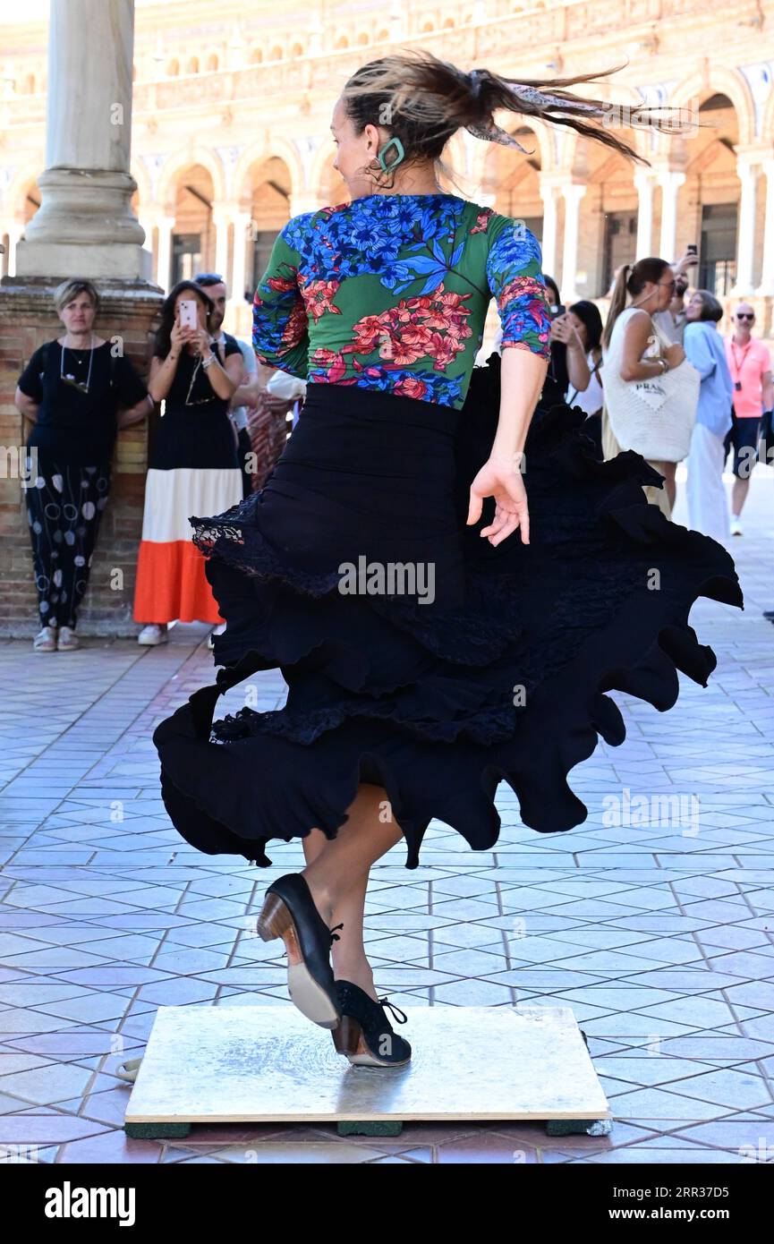 Flamenca zapatos para niñas en un escaparate. Sevilla. Andalucia. España  Fotografía de stock - Alamy