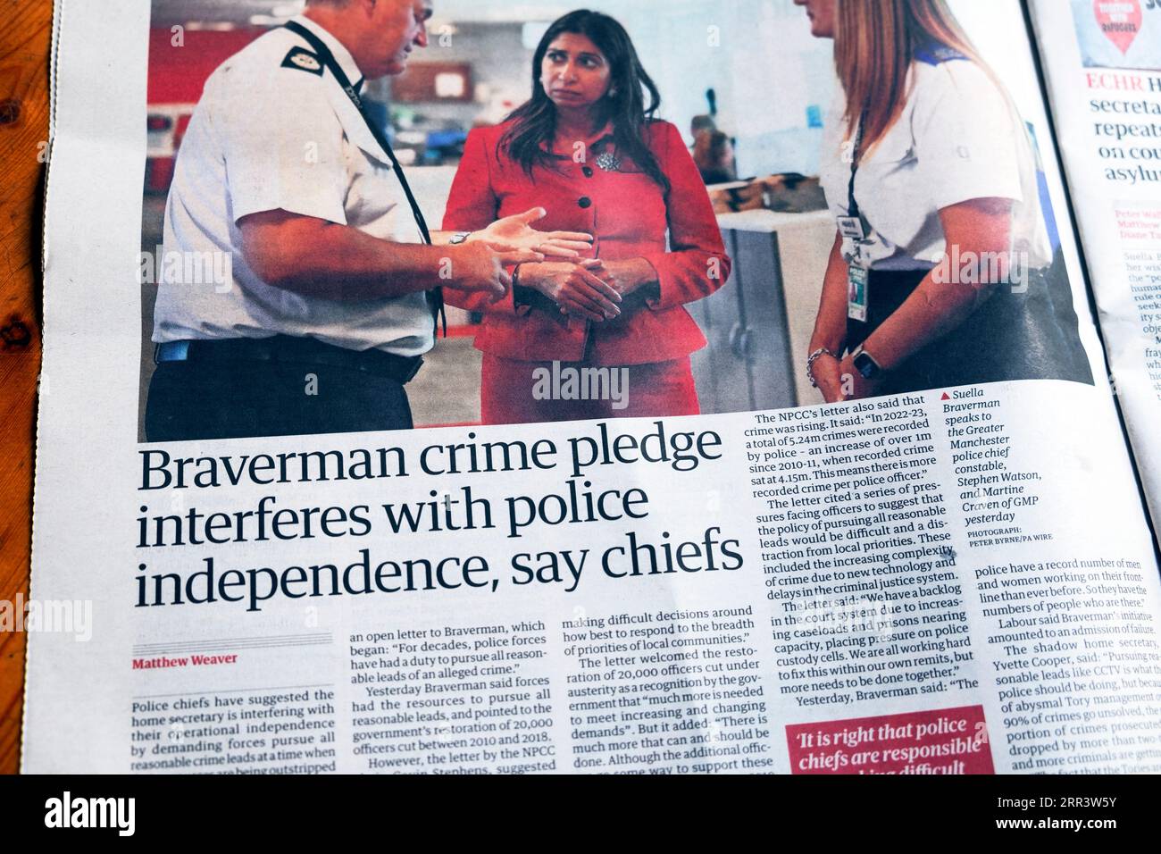 Suella 'Braverman promesa de crimen interfiere con la independencia de la policía, dice el jefe del periódico Guardian artículo 30 agosto 2023 Londres Reino Unido Gran Bretaña Foto de stock