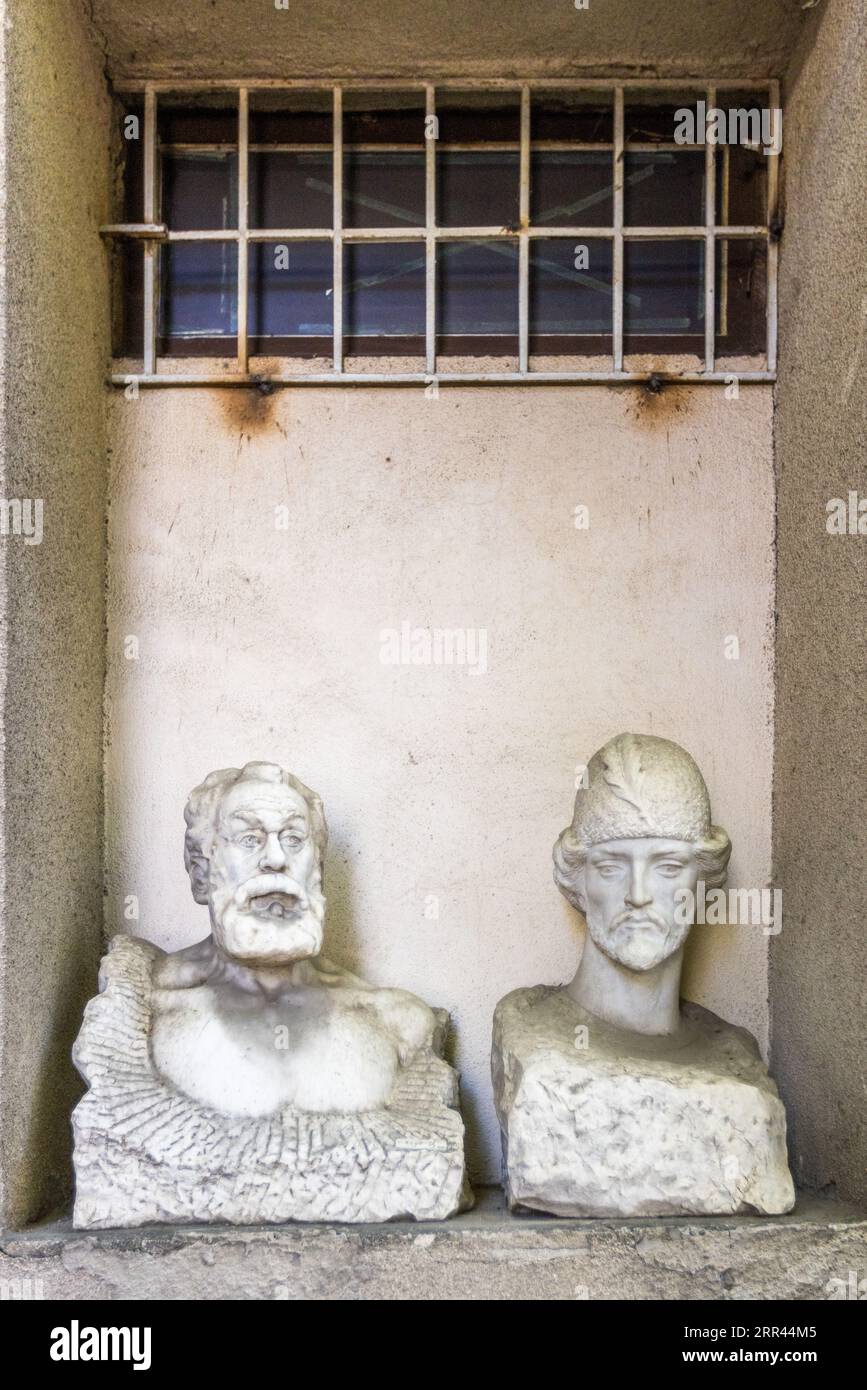 Bustos de yeso desechados en marcos de ventanas en ruinas en Tbilisi, Georgia Foto de stock