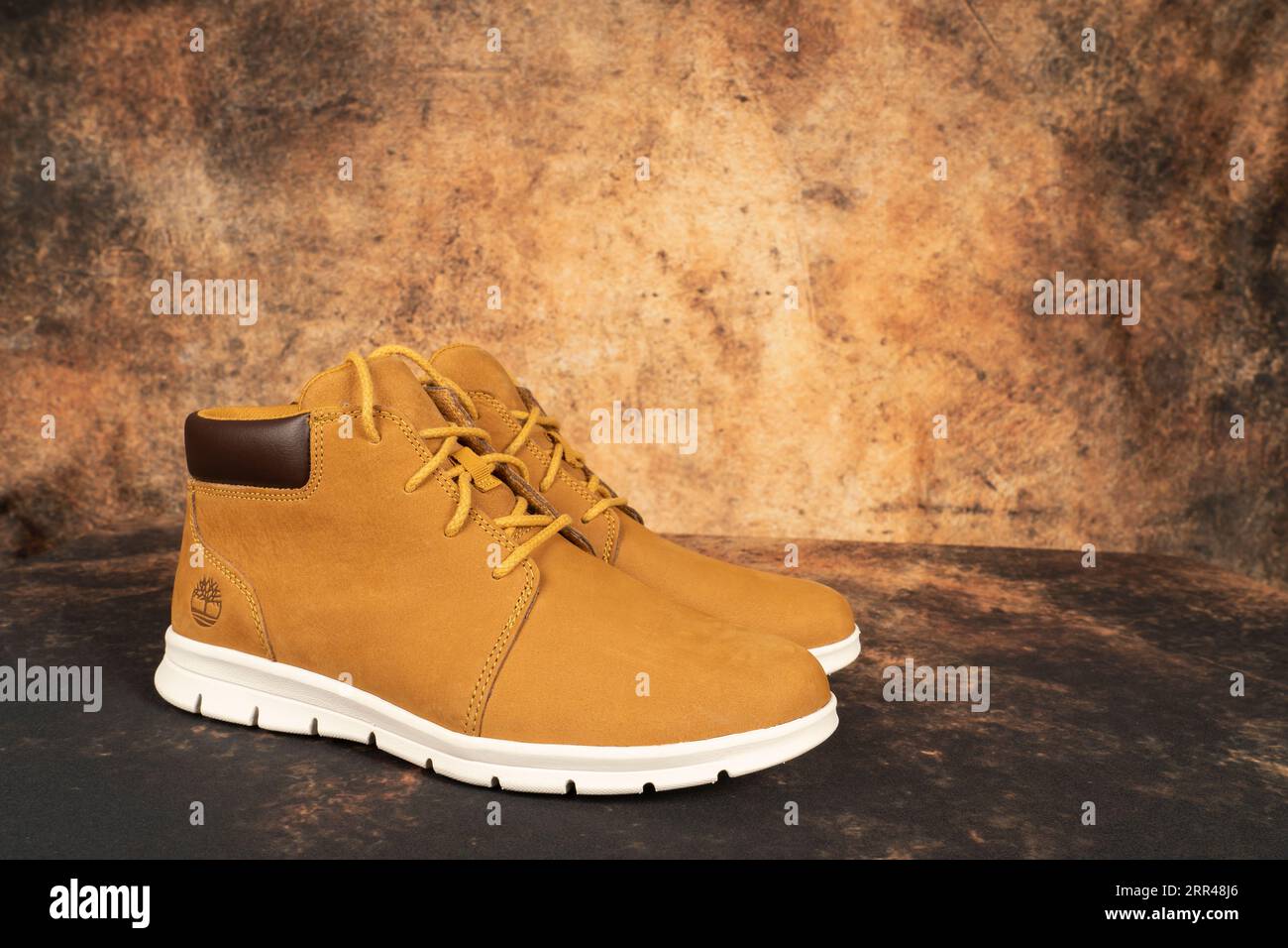 Timberland Graydon Chukka Botas básicas de piel en color amarillo.  Fotografía tomada el 4 de septiembre de 2023 en España Fotografía de stock  - Alamy