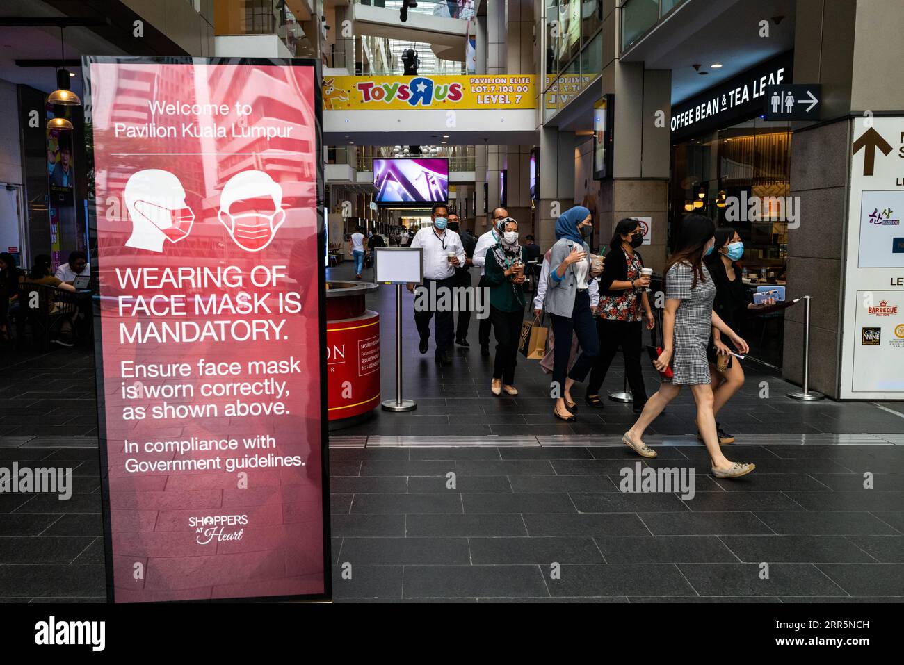 210111 KUALA LUMPUR, Jan. 11, 2021 People wearing face masks walk