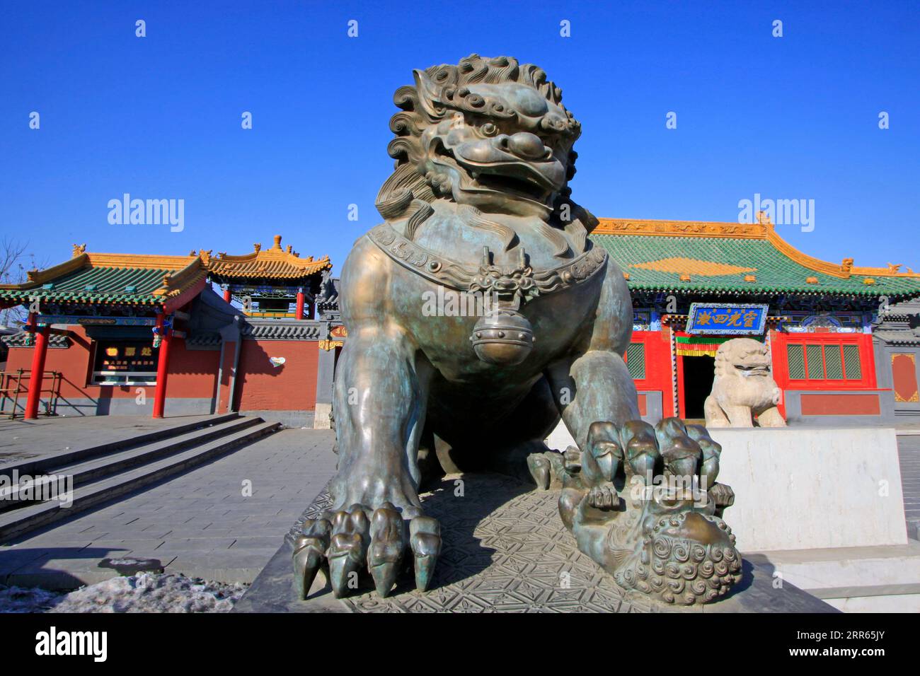 leones de cobre en un templo, primer plano de la foto Foto de stock