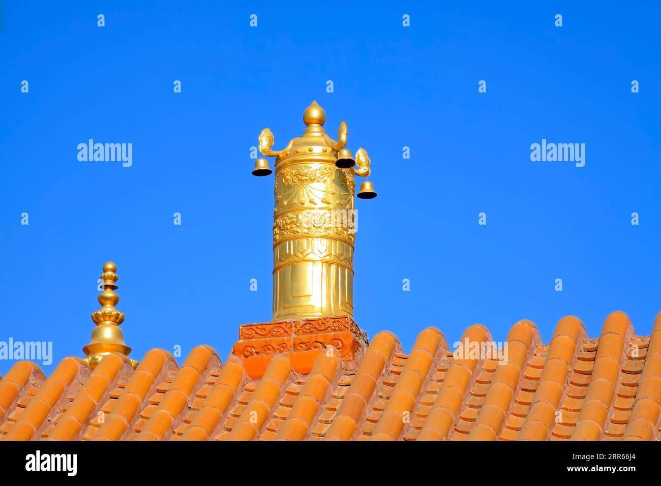 Dorado cobre Dharma chakra en un templo, primer plano de la foto Foto de stock