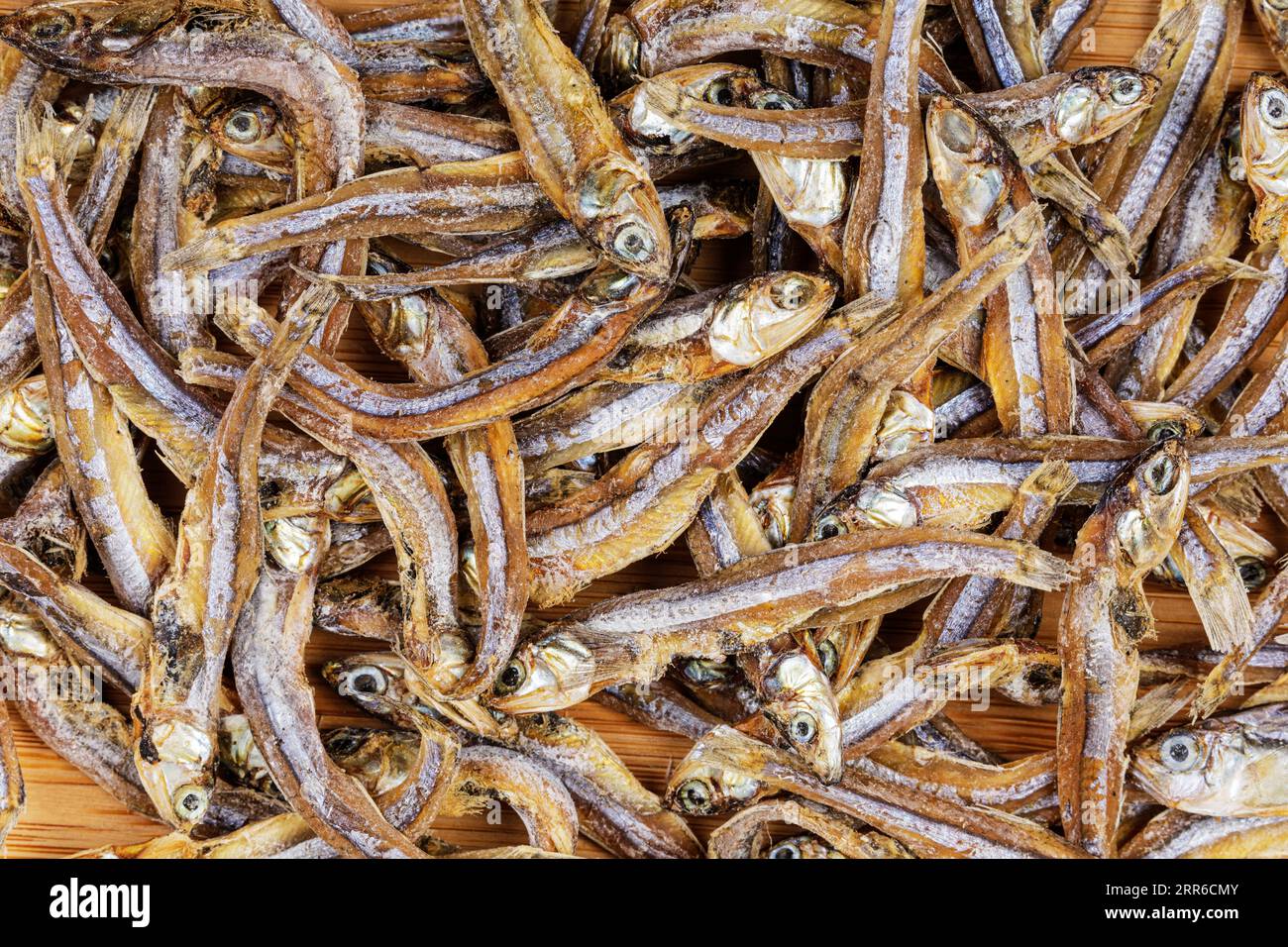 Obleas de arroz seco vietnamita (banh trang o banh da nem) sobre una mesa  con salsa (nuoc cham Fotografía de stock - Alamy