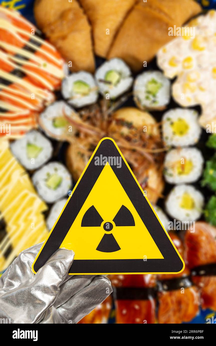 señal de advertencia de radiación nuclear sobre composición vertical de sushi borrosa Foto de stock