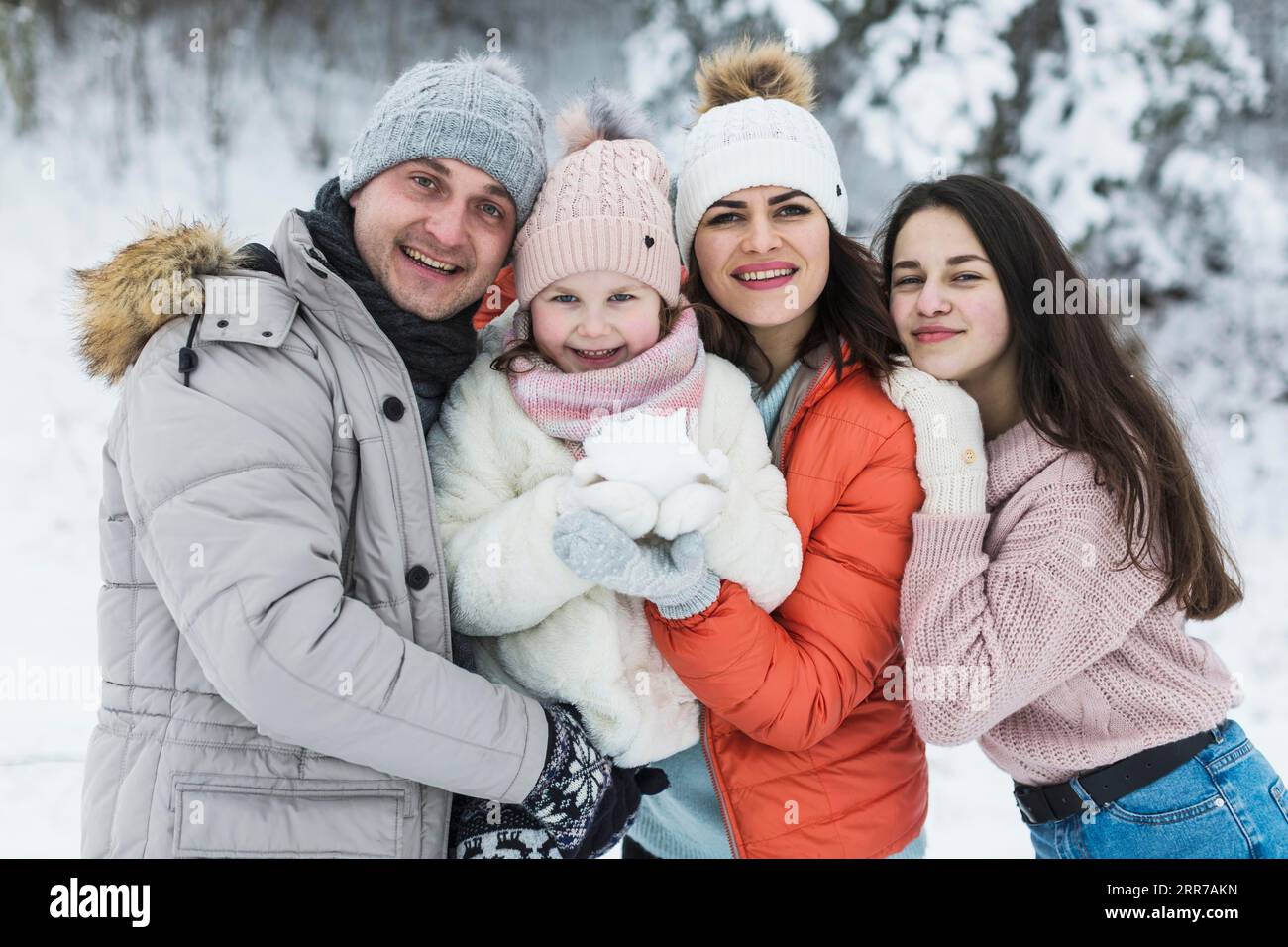 Hermosa familia posando cámara Foto de stock