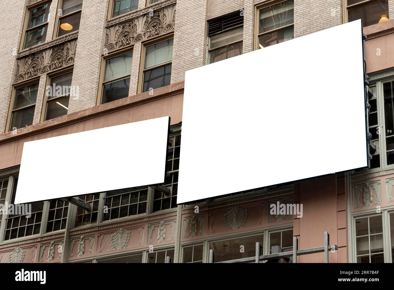 Maqueta de vallas publicitarias en el edificio de la ciudad Foto de stock