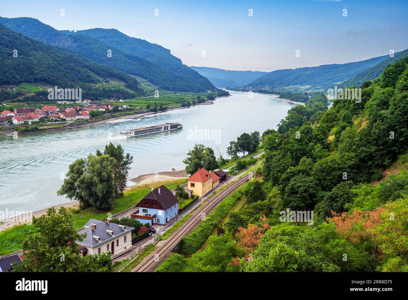 Vista escénica del río Danubio, Spitz, Baja Austria, Austria Foto de stock