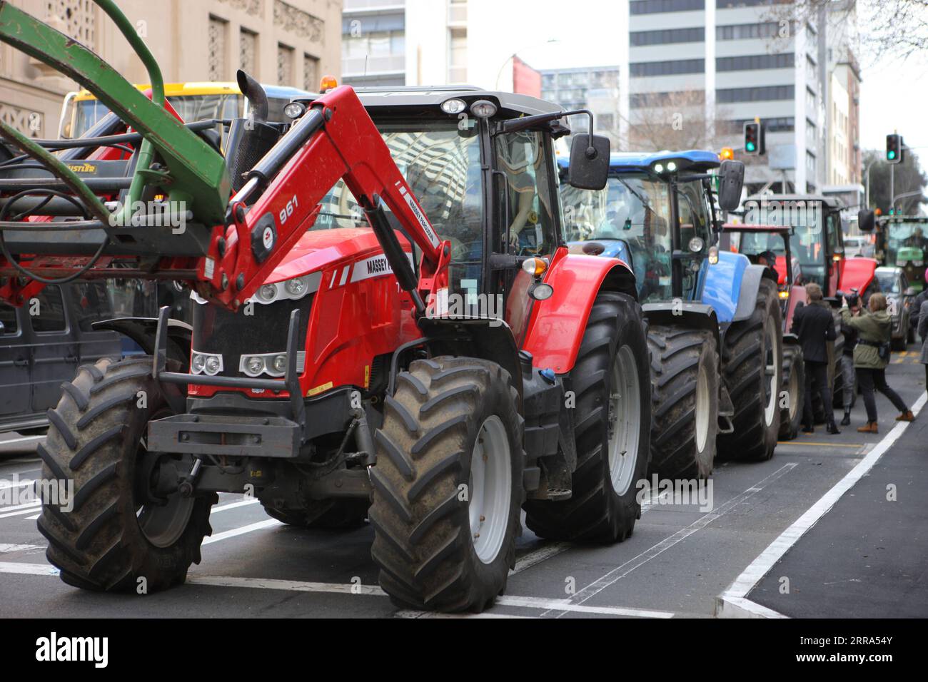 210716 -- AUCKLAND, 16 de julio de 2021 -- Tractores y agricultores participan en un evento de protesta en Auckland, Nueva Zelanda, 16 de julio de 2021. Tractores y agricultores descendieron a las calles del centro de la ciudad de Auckland mientras participaban en una protesta en todo el país el viernes. El Aullido de un evento de protesta fue testigo de miles de vehículos agrícolas, incluidos camiones, tractores, utes e incluso perros, que retumbaban por las ciudades en la protesta contra lo que los agricultores dijeron que es una creciente interferencia del gobierno, regulaciones inviables y costos injustificados. Foto por /Xinhua NUEVA ZELANDA-AUCKLAND-WULL DE Un PROT Foto de stock
