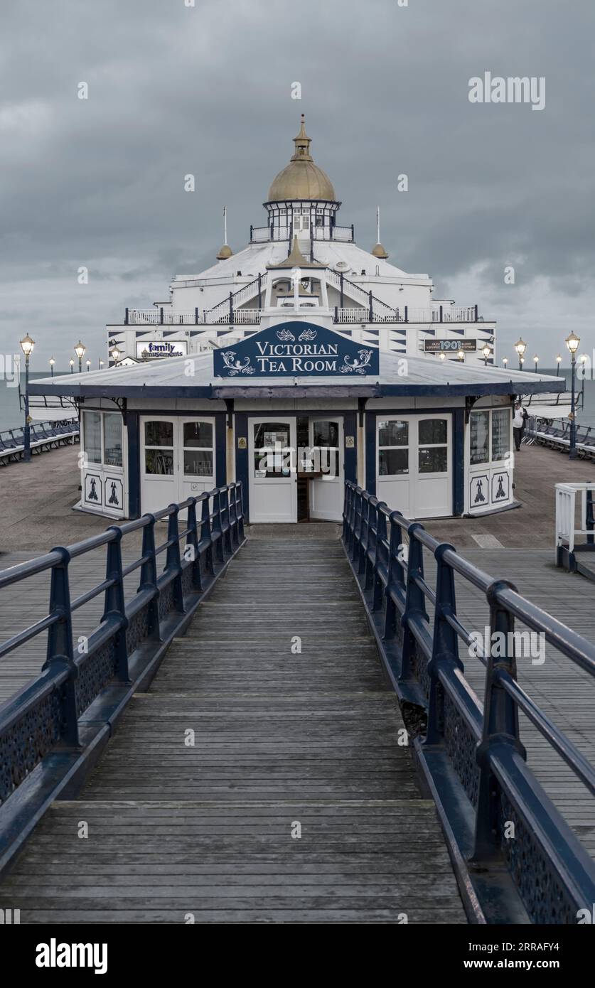 Salón de té victoriano en Eastbourne Pier en Eastbourne, East Sussex, Reino Unido en septiembre Foto de stock